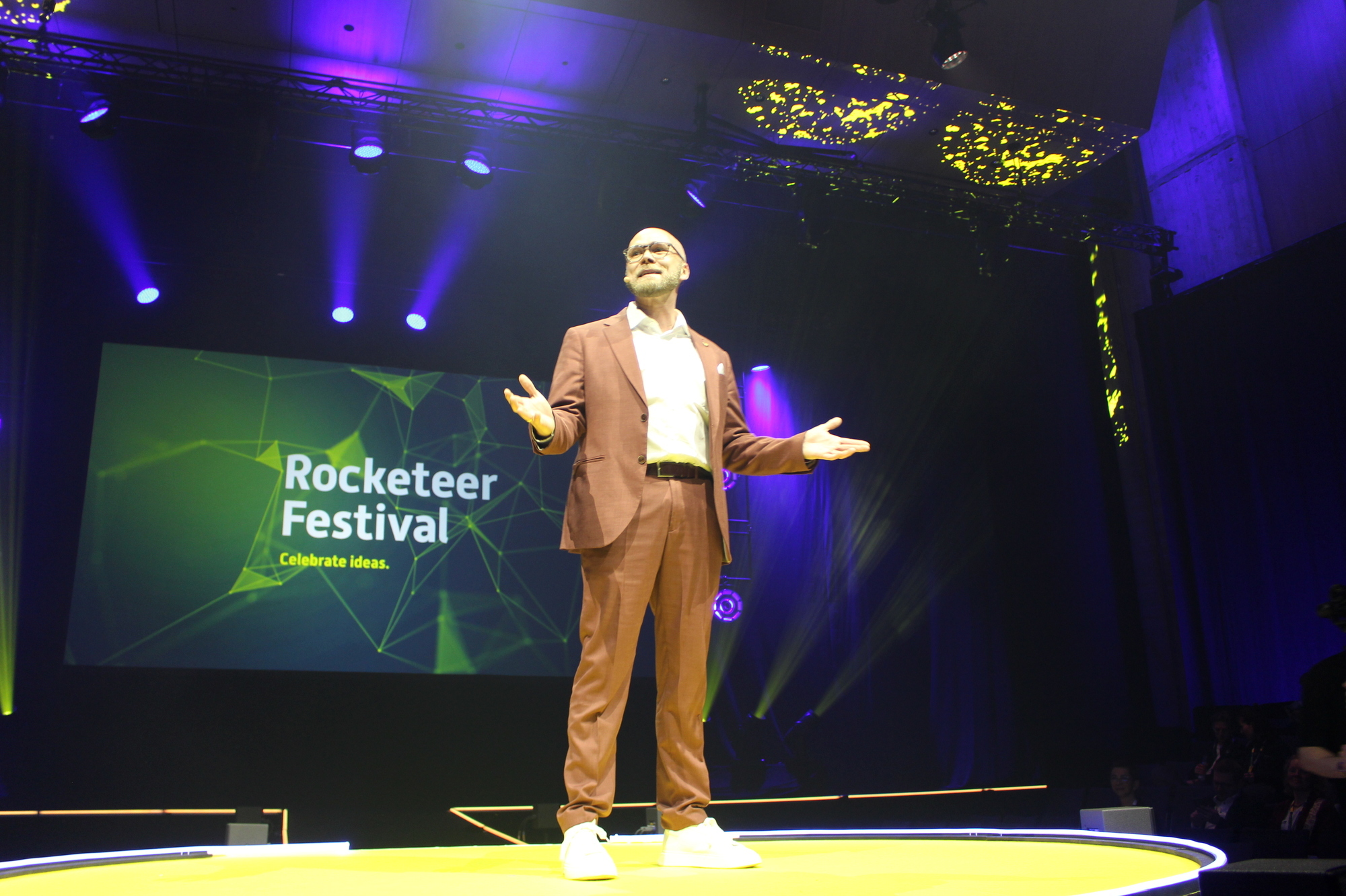 Der bayerische Digitalminister und Augsburger Fabian Mehring (Freie Wähler) hat als erster Speaker das Rocketeer Festival eröffnet. Foto: B4B/ Katharina Seeburger