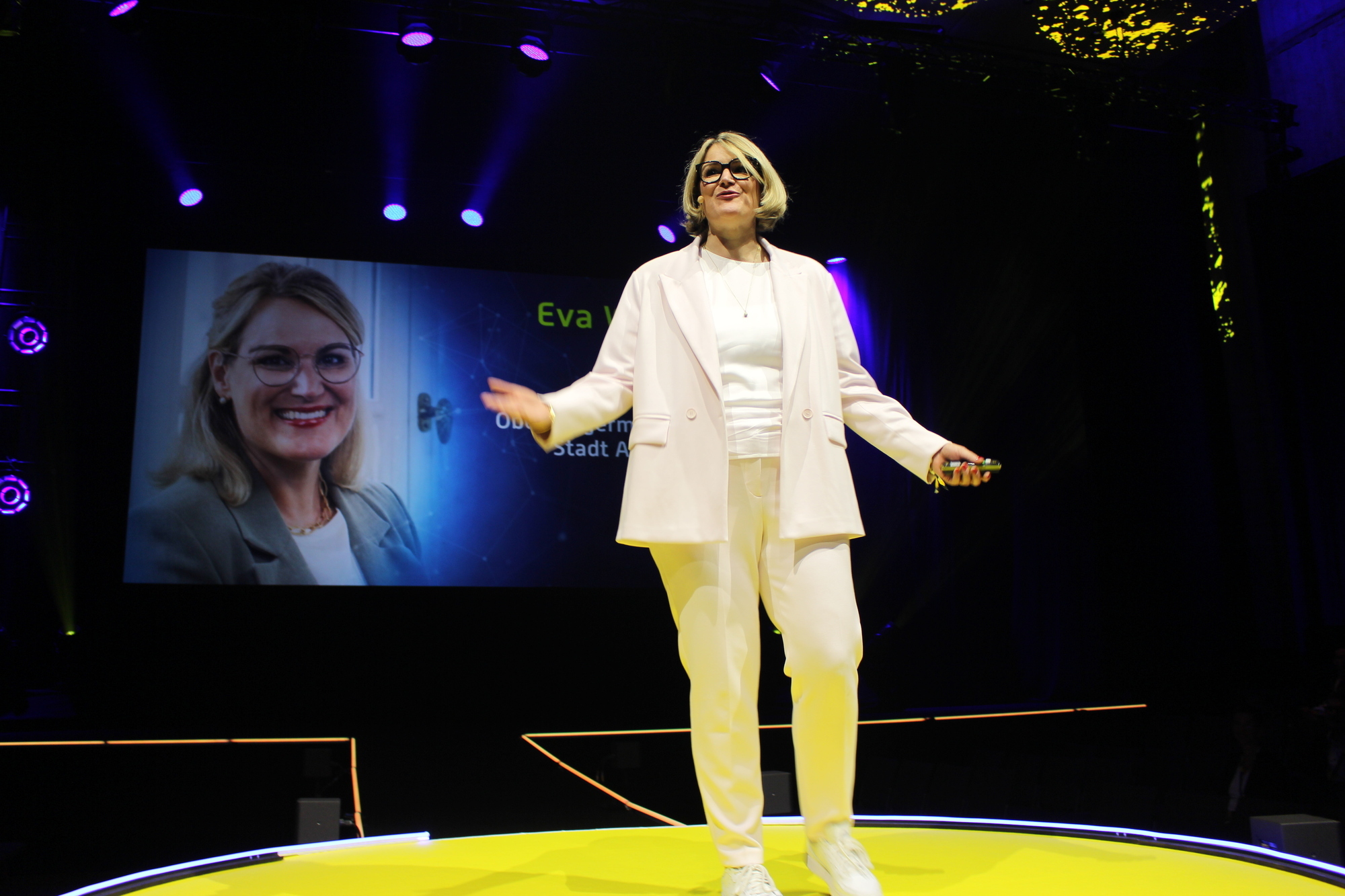 Augsburgs Oberbürgermeisterin Eva Weber hat auf dem Rocketeer über den Zukunftsstandort Augsburg gesprochen. Foto: B4B/ Katharina Seeburger