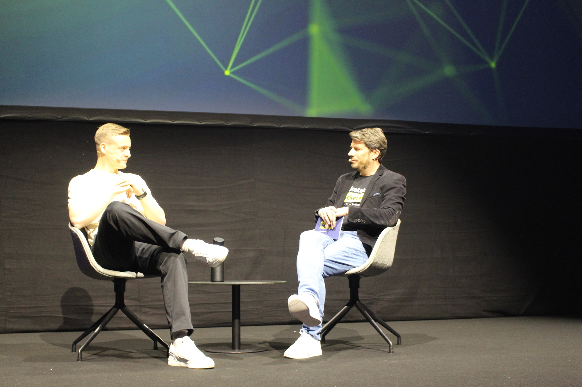 Ex-Fußballprofi Felix Kroos (links) und Rocketeer-Gründer Daniel Kempf (rechts) im Rocketeer Talk. Foto: B4B/ Katharina Seeburger