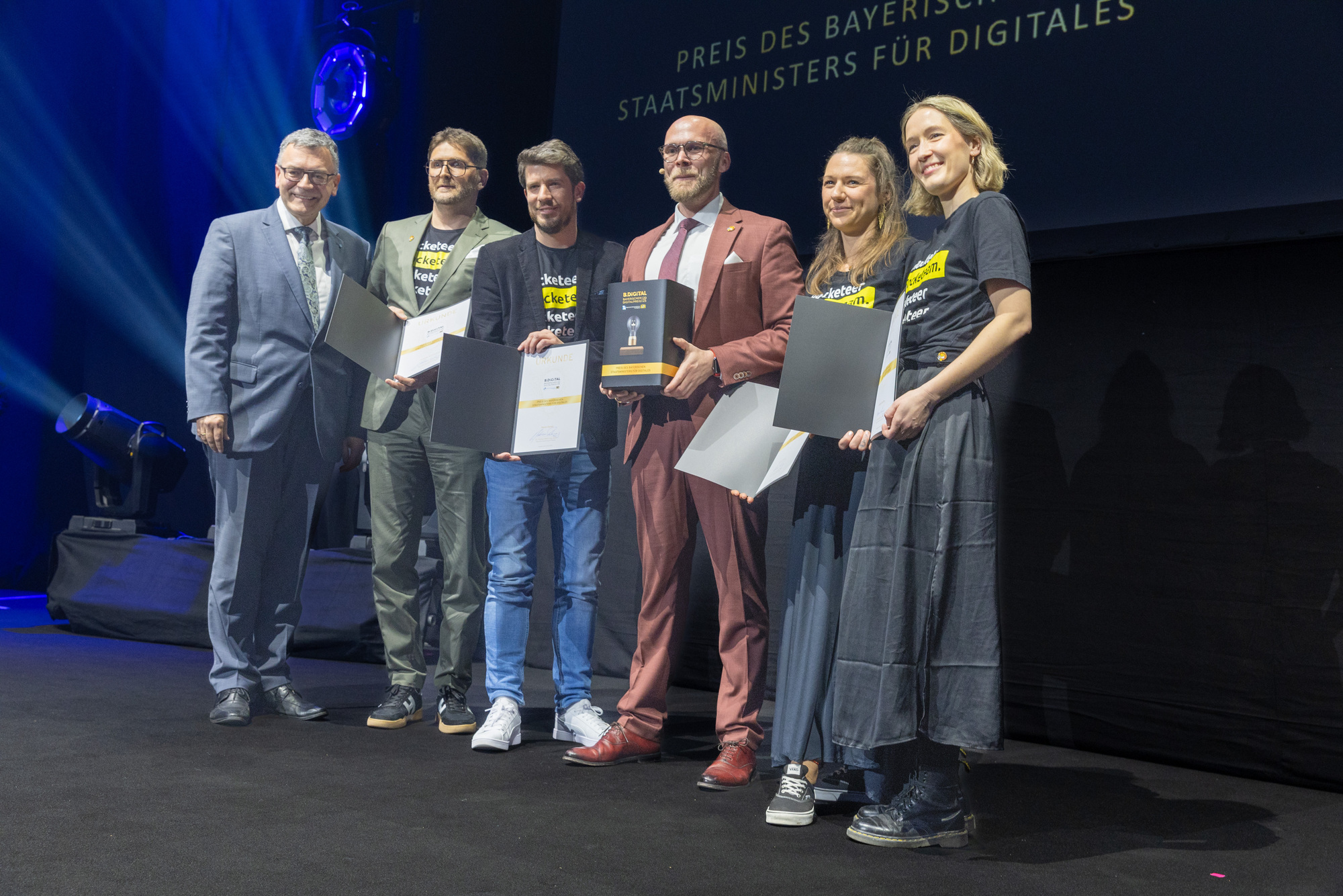 Die Verleihung des Digitalpreises (v. l.): Florian Herrmann, Andreas Schmutterer, Daniel Kempf, Fabian Mehring, Janina Tetsch und Christiane Zaunitzer. Foto: Peter Fastl