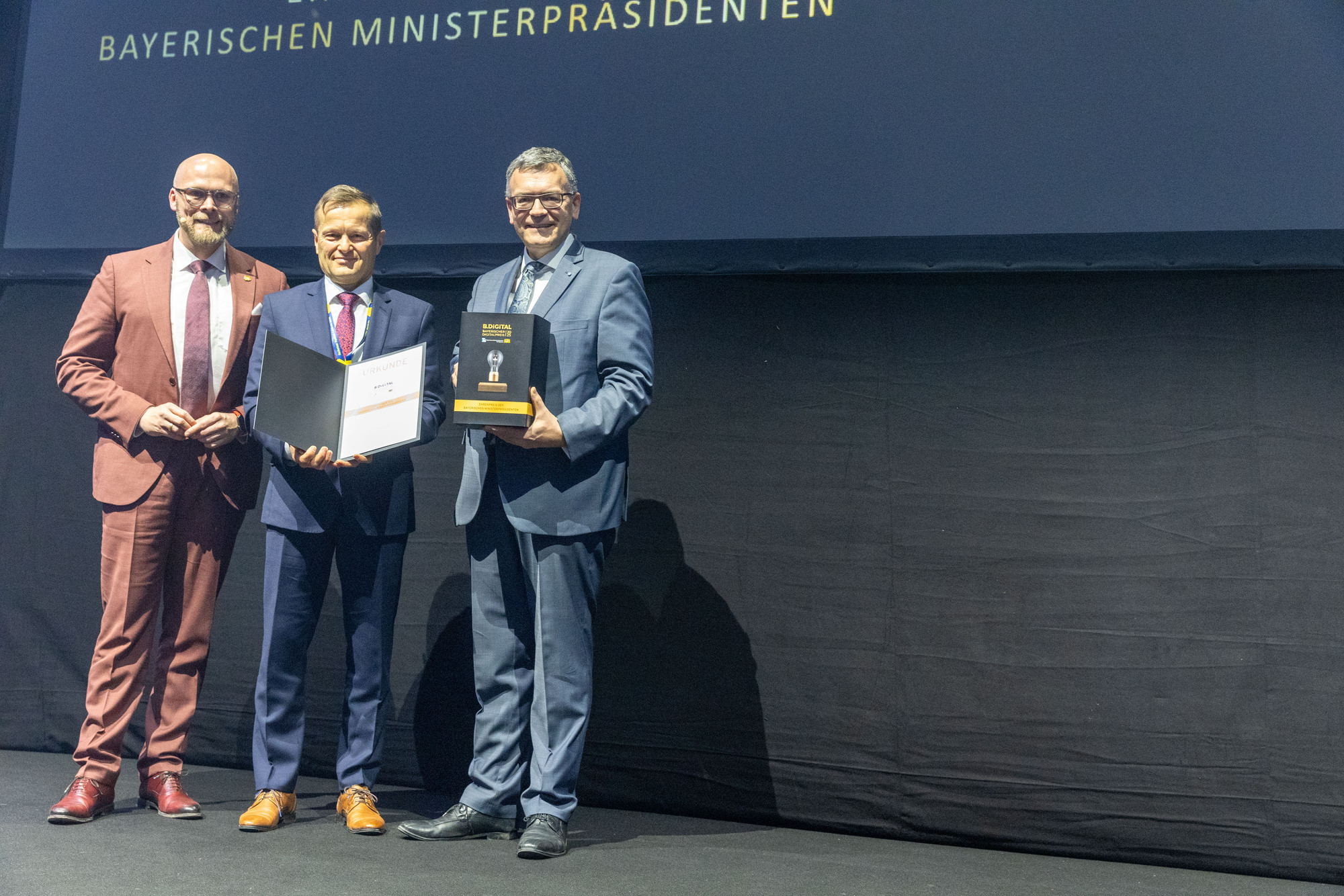 Der Gewinner des Ehrenpreises: Ferenc Krausz (mitte) mit Digitalminister Fabian Mehring (links) und Staatskanzleiminister Florian Herrmann (rechts). Foto: Peter Fastl