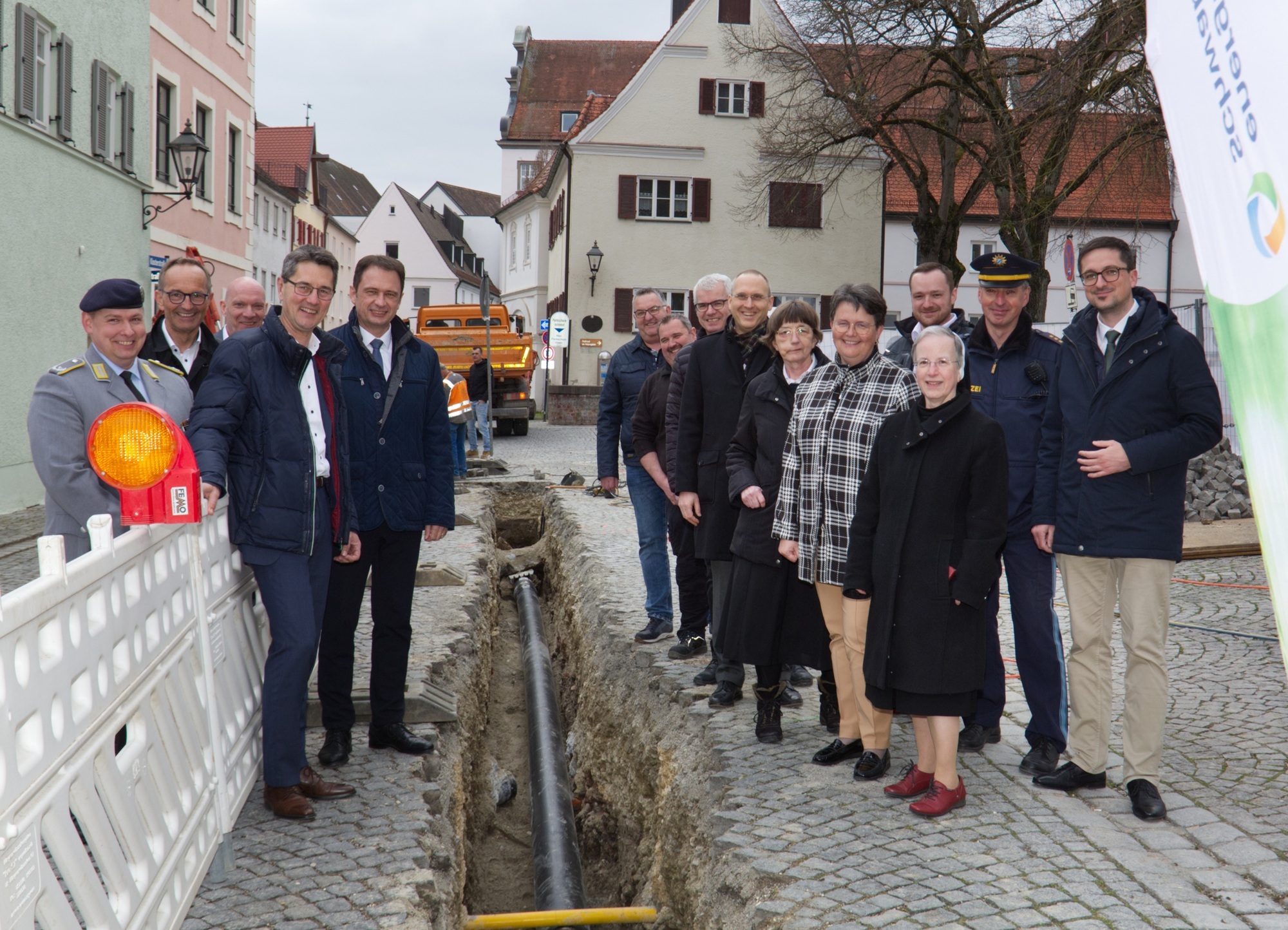 Das Kloster der Dillinger Franziskanerinnen, das Finanzamt, die Polizei und die Kaserne der Bundeswehr in Dillingen werden als n
