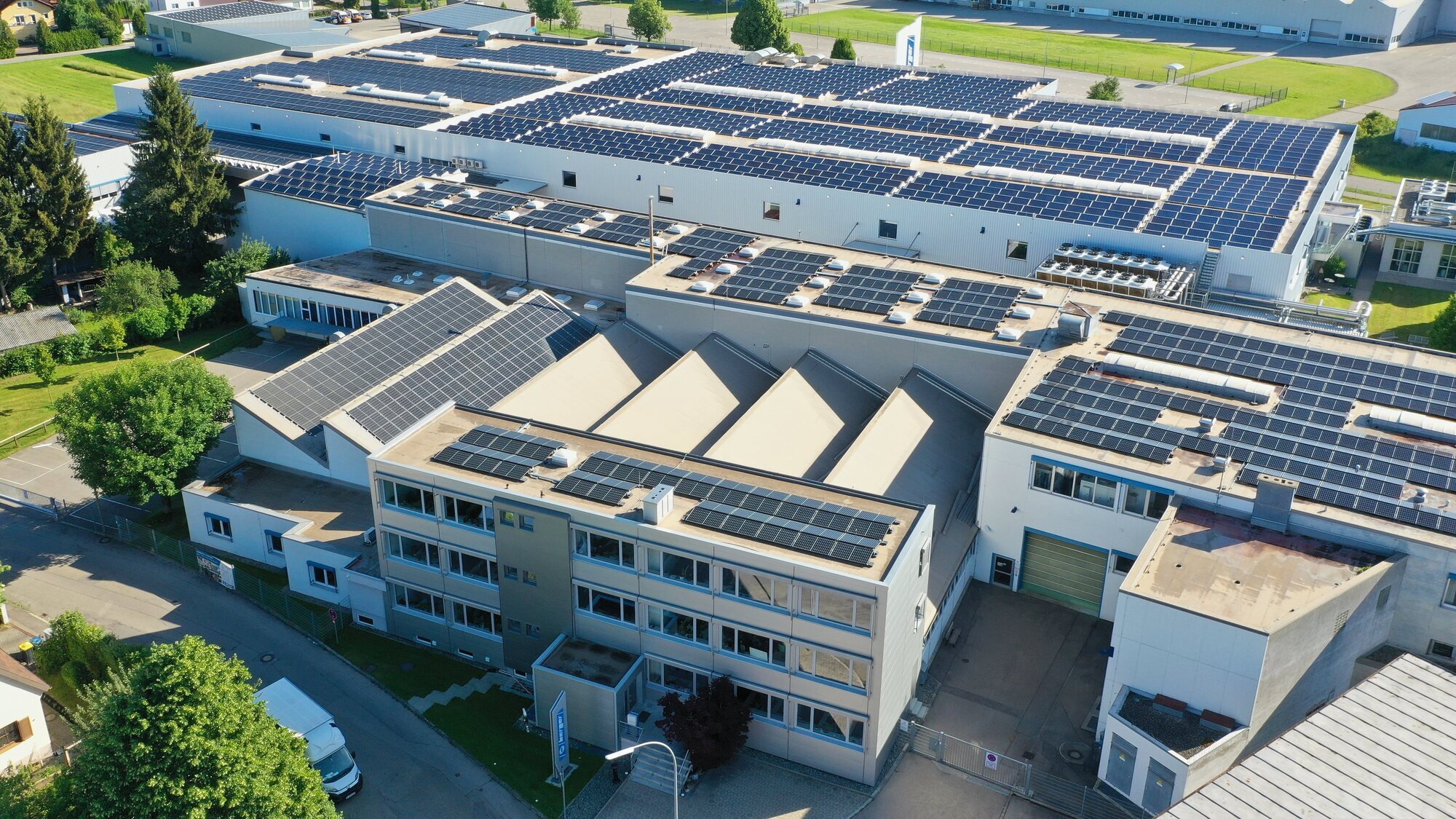 Die Berger Holding ist seit 2023 beim Bündnis klimaneutrales Allgäu dabei und senkt wie die anderen Teilnehmer sukzessive ihre Treibhausgas-Emissionen. Allein durch die Photovoltaikanlagen auf Firmengebäuden werden bei Berger jährlich 580 Tonnen CO₂ eingespart. Foto: A. Berger Präzisionsdrehteile GmbH (Ottobeuren)
