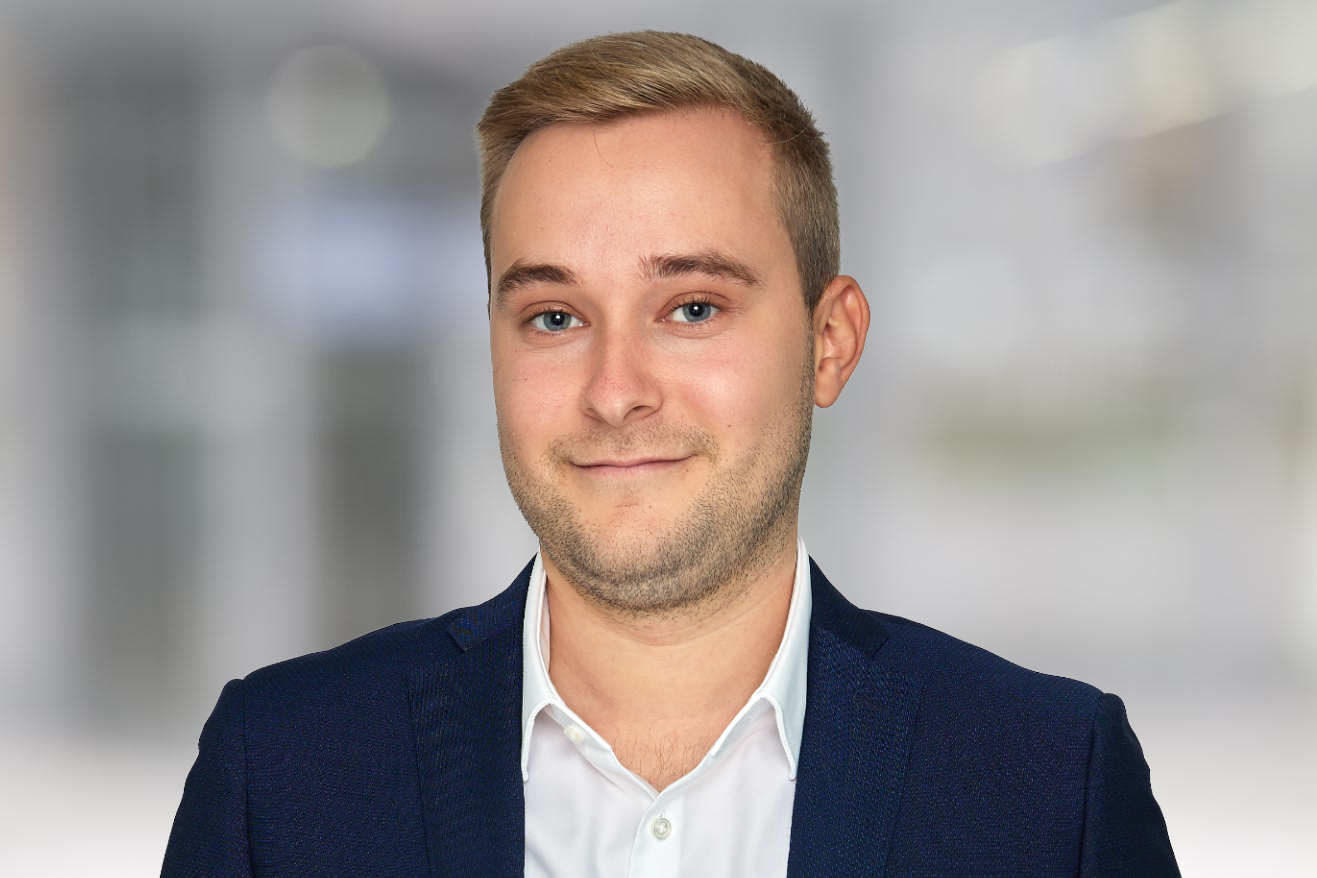 Niklas Gouverneur leitet die Abteilung Wirtschaftsforschung und Politik bei der IHK Schwaben. Im Interview mit B4BSCHWABEN.de ordnet er die Vereinbarungen im Koalitionsvertrag von Union und SPD ein. Foto: Peter Fastl/ IHK Schwaben