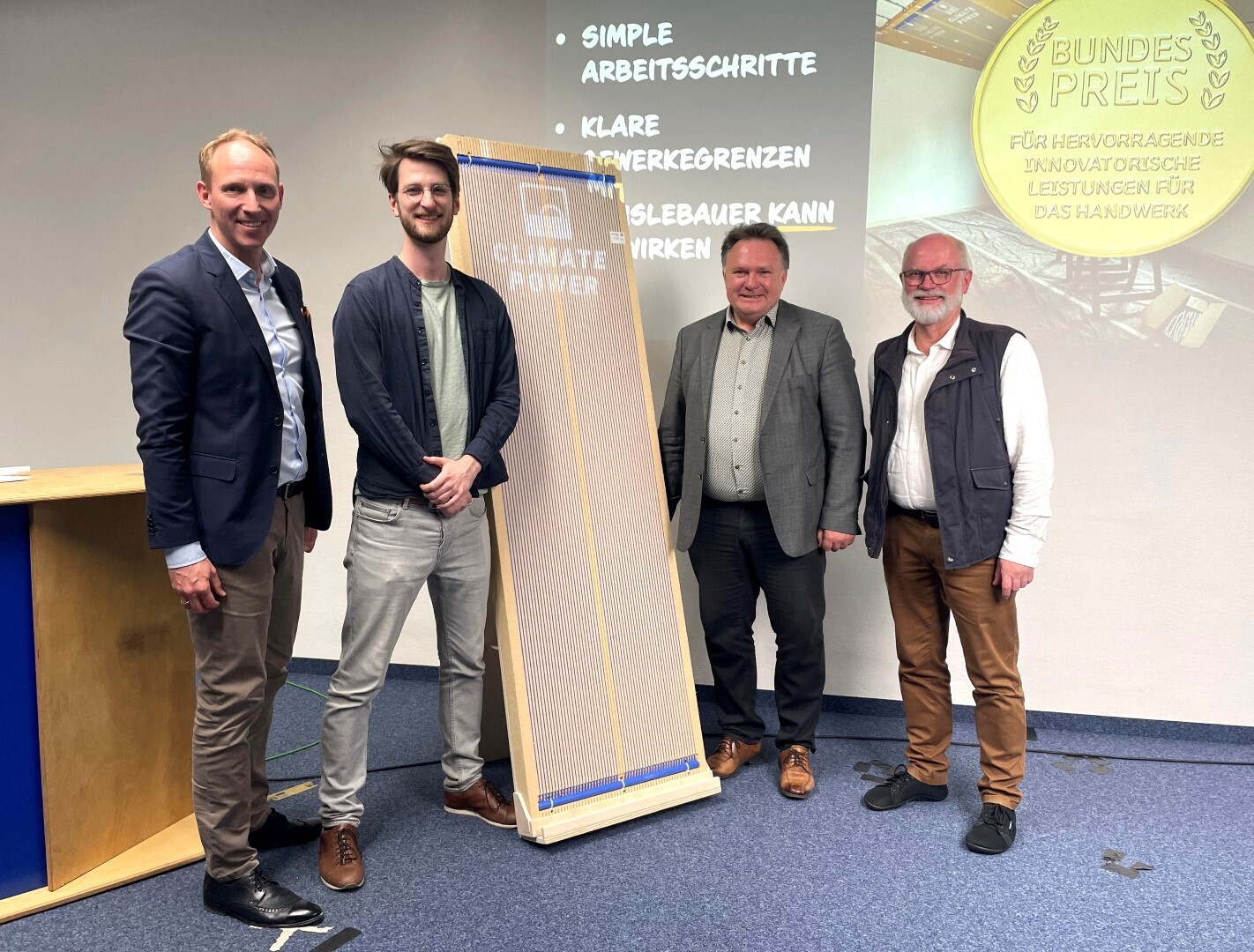 Oberbürgermeister Stefan Bosse (2. von rechts) und Wirtschaftsreferent Andreas Bauer (links) haben Benjamin (2. von links) und Martin Sandler (rechts) besucht. Foto: Sveja Moller / Stadt Kaufbeuren