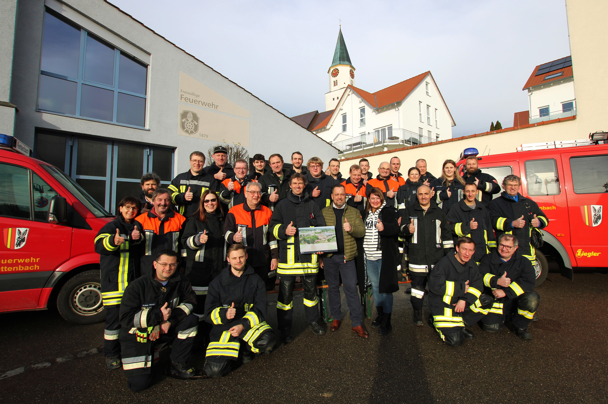 Bastian Geiss, geschäftsführender Gesellschafter der Richard Geiss GmbH, (Mitte) übergibt den Spendenscheck an die Freiwillige F