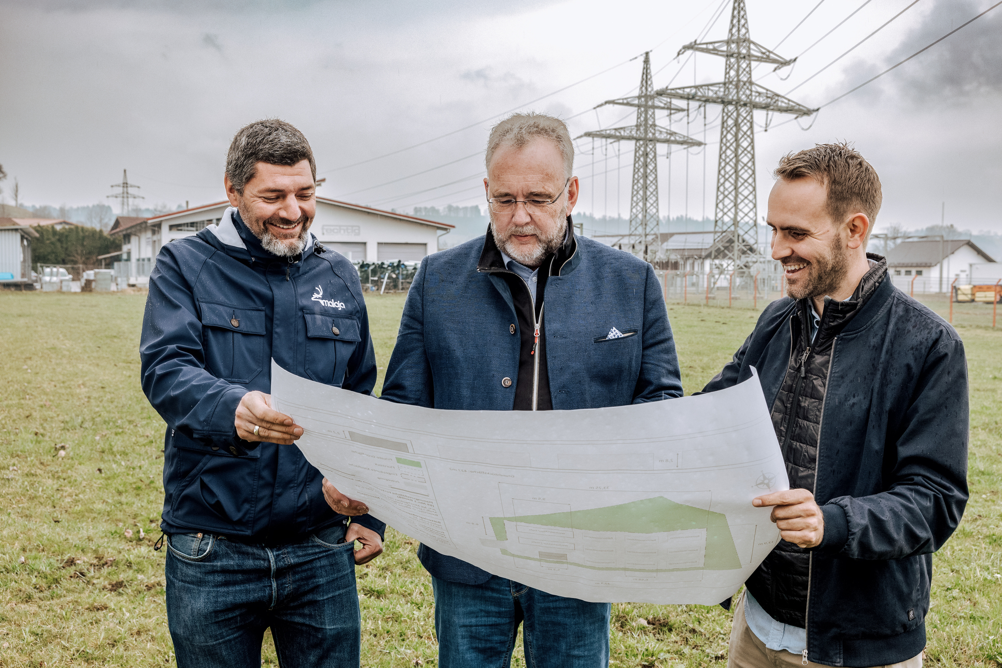 Von links: Kämmerer Christoph Brenner, Bürgermeister Markt Obergünzburg Lars Leveringhaus und Christoph Lienert, Co-Gründer und Geschäftsführer Green Flexibility. Foto: Green Flexibility