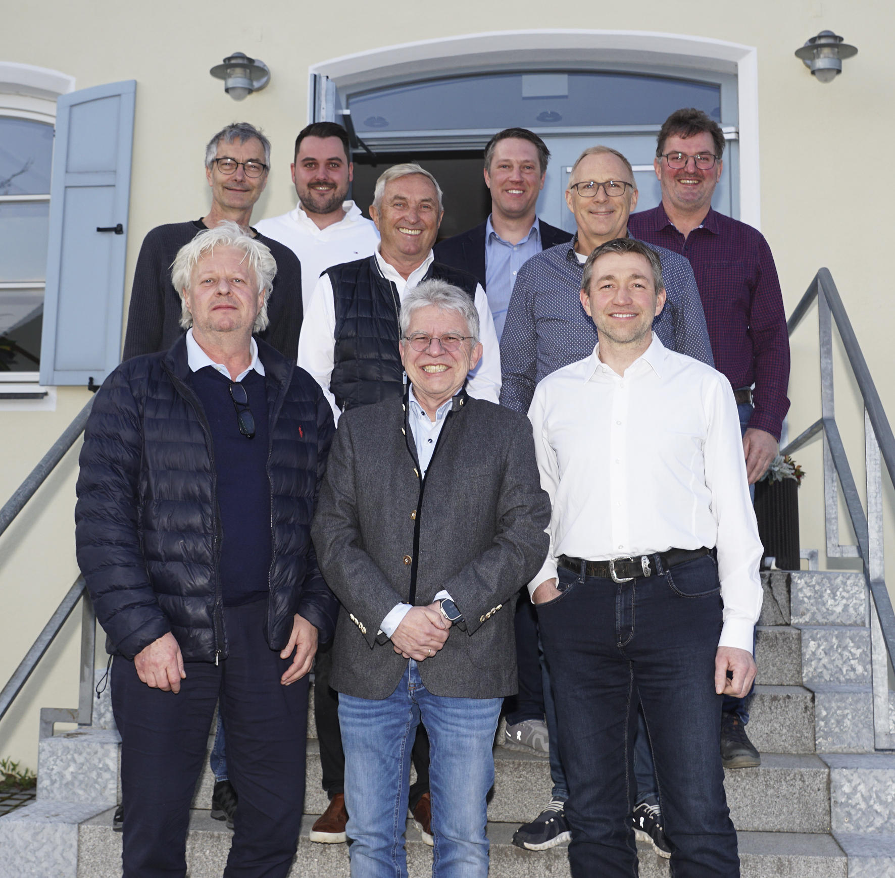 Der neue Vorstand der Bau-Innung Unterallgäu. Unser Foto zeigt (von links): Reihe vorne: Stellvertretender Obermeister Hansjörg Settele, Obermeister Wolfgang Zettler und stellvertretender Obermeister Thomas Mayer; dahinter: die Vorstandsmitglieder Karl Epple, Wolfgang Csokas, Roland Mang Johannes Maier, Bernhard Golsner und Franz Josef Natterer. Fotoquelle: prb/Lilo Brückner
