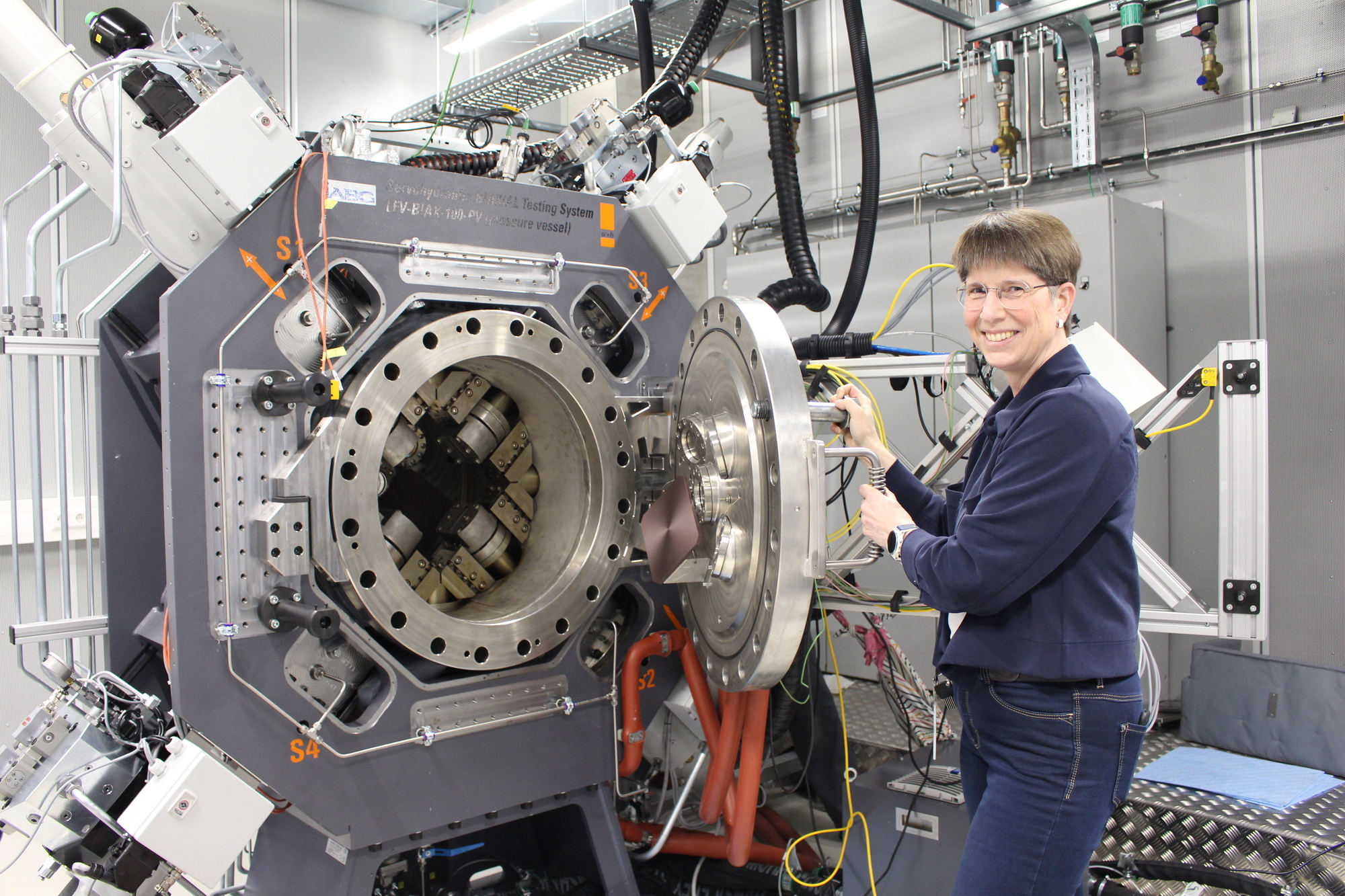 Prof. Dr. Sabine Ardey leitet seit Januar 2024 das DLR-Institut für Test und Simulation für Gasturbinen in Augsburg. Hier steht sie an dem Planar Biaxialen MTC-Prüfstand. Foto: B4B/ Katharina Seeburger