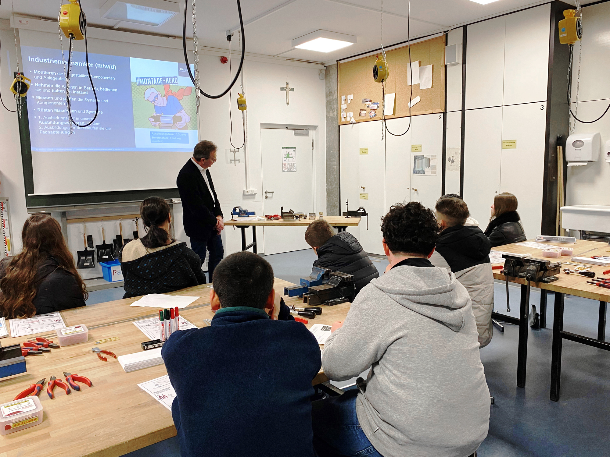 Auch dieses Jahr war das mittelständische Unternehmen Haimer wieder Teil der Veranstaltung. Zu Beginn stellte das Team in einem einführenden Vortrag die unterschiedlichen Ausbildungsberufe im Betrieb vor. Foto: Haimer GmbH