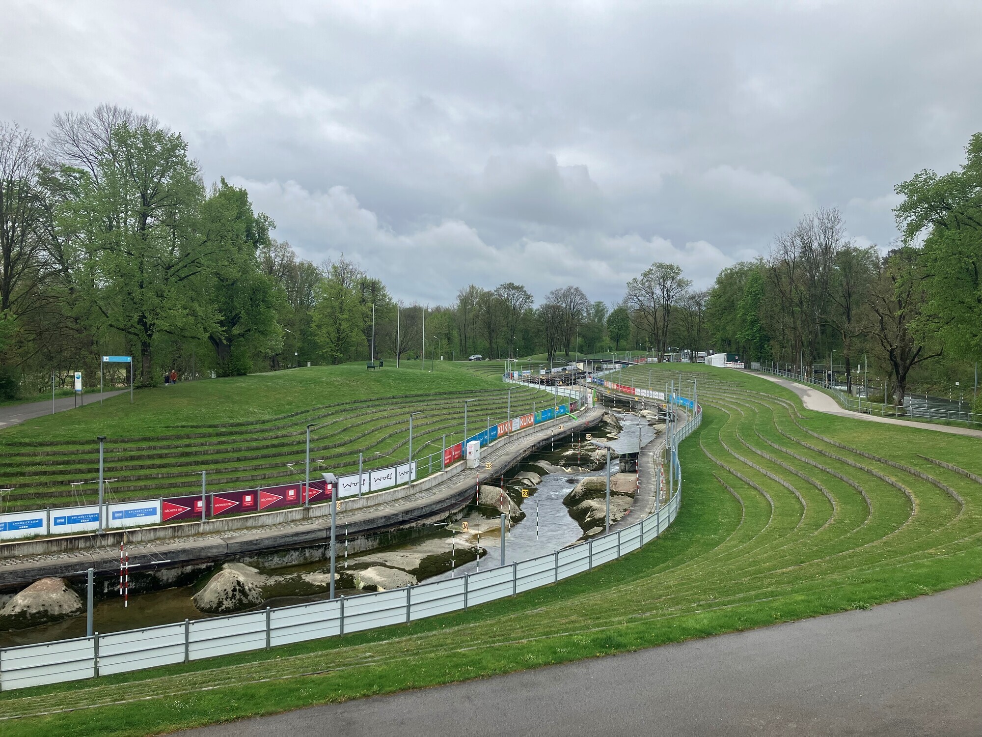 Die vergangenen Wochen hatte der Eiskanal in Augsburg zu wenig Wasser. Jetzt ist klar: Die Kanu-Wettkämpfe können normal stattfinden, der Eiskanal wird gezielt geflutet. Foto: Fabian Dörfler