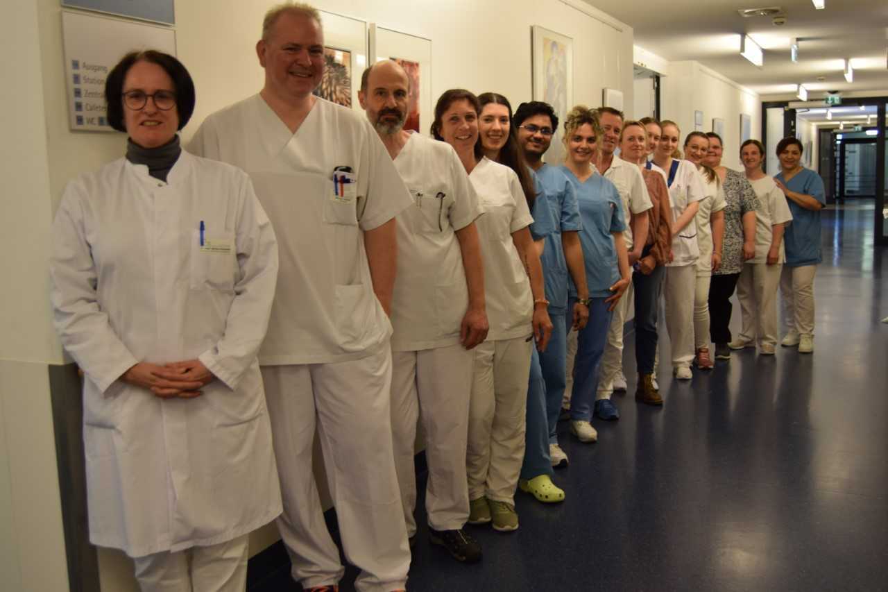 Ein Teil des Teams um Chefärztin Dr. med. Martina Brielmaier (vorne links) aus der Abteilung Akutgeriatrie im Wertinger Kranken