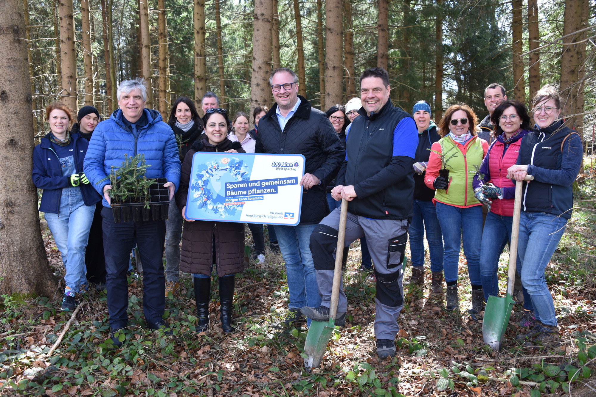 450 neue Weißtannen im bankeigenen Wald der VR Bank Augsburg-Ostallgäu bei Buchloe. Im Vordergrund(v.l.n.r.): Robert Pöschl (1. Bürgermeister der Stadt Buchloe), Daniela Mert (Regionalleiterin VR Bank), MoritzStigler (Vorstandsmitglied VR Bank), Thomas Erhardt (Bereichsleiter Privatkunden VR Bank), umrahmt vom Teamder VR Bank-Geschäftsstelle Buchloe.