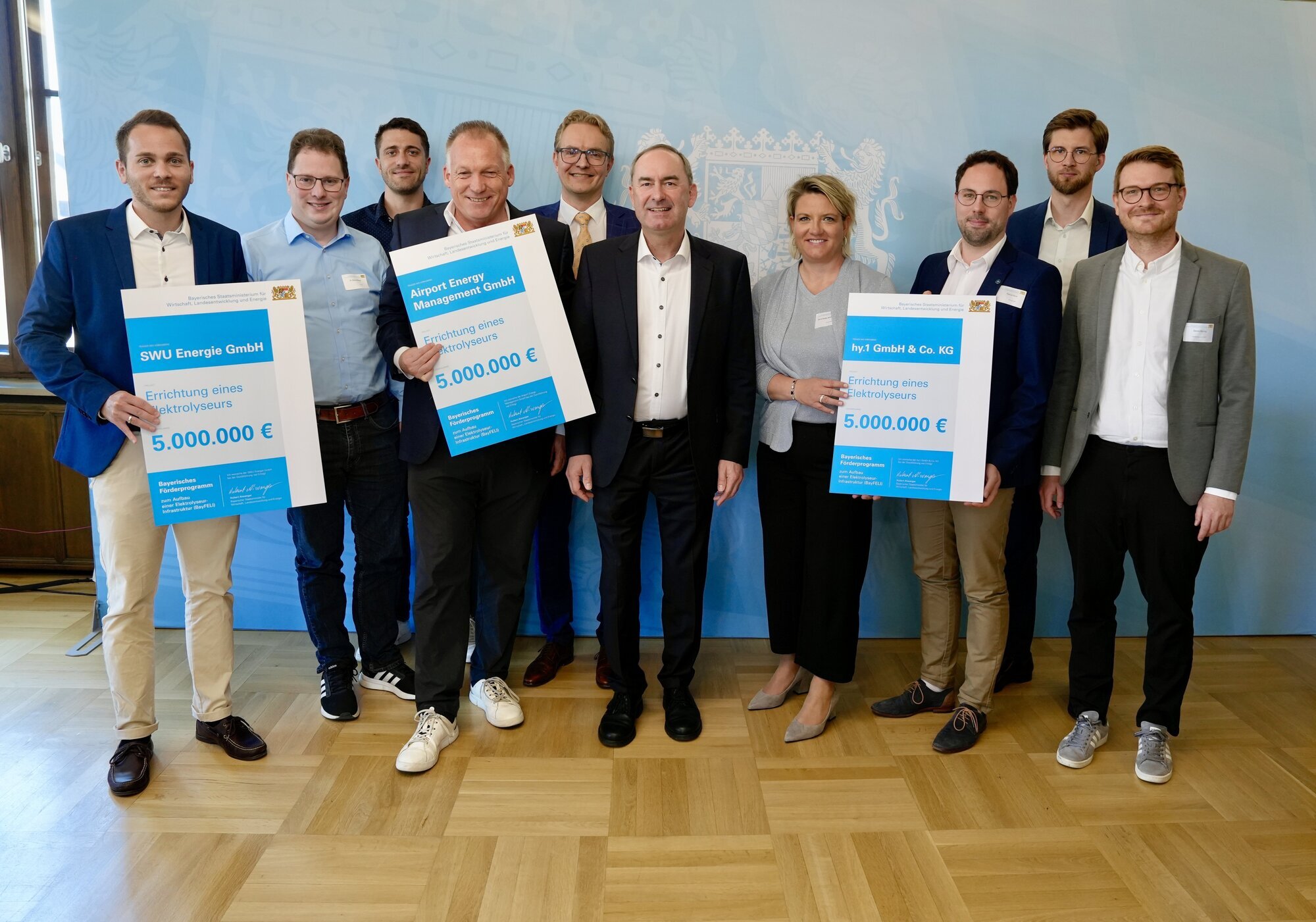 Wirtschaftsminister Hubert Aiwanger überreicht die Förderurkunden. Foto: StMWi