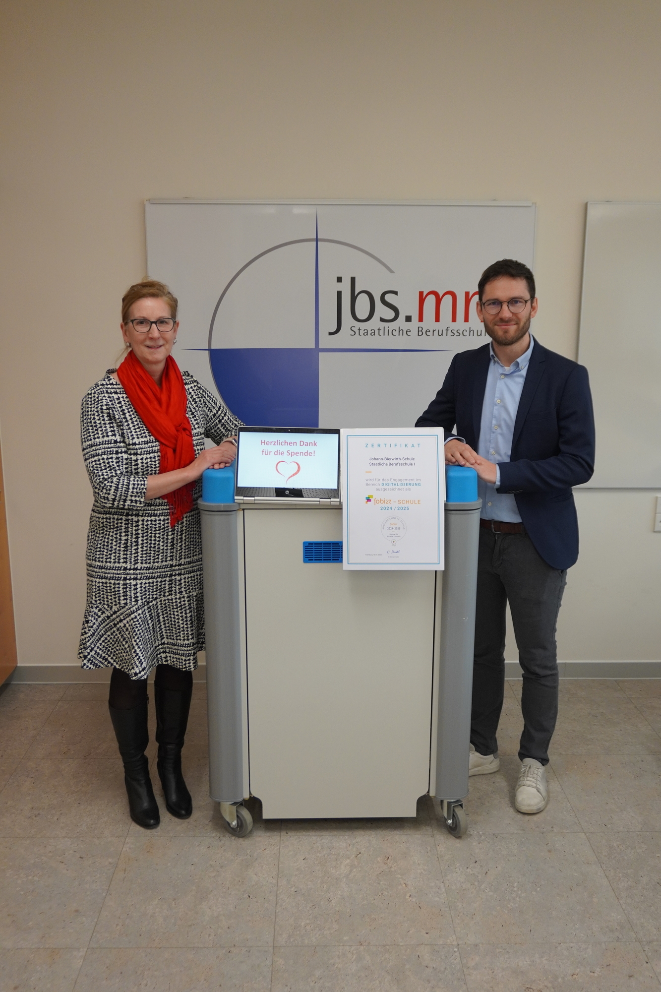 Von links Katrin Brandt und Robin Berger mit den kürzlich vom Förderkreis finanzierten Projekten.