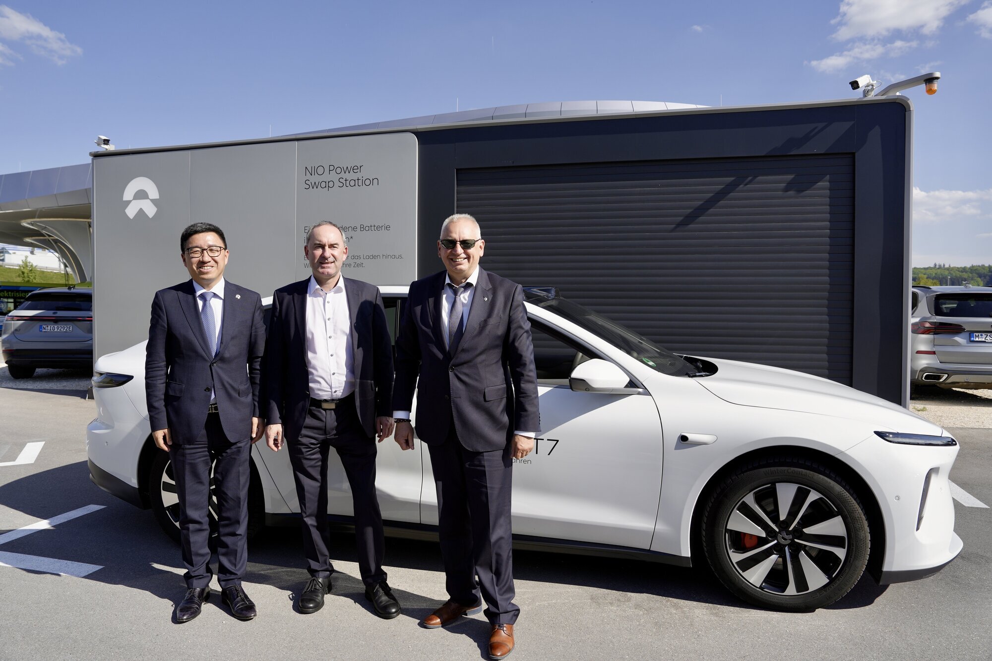 Wirtschaftsminister Hubert Aiwanger beim Besuch der Power Swap Station in Zusmarshausen - gemeinsam mit Hui Zhang (links), Vice