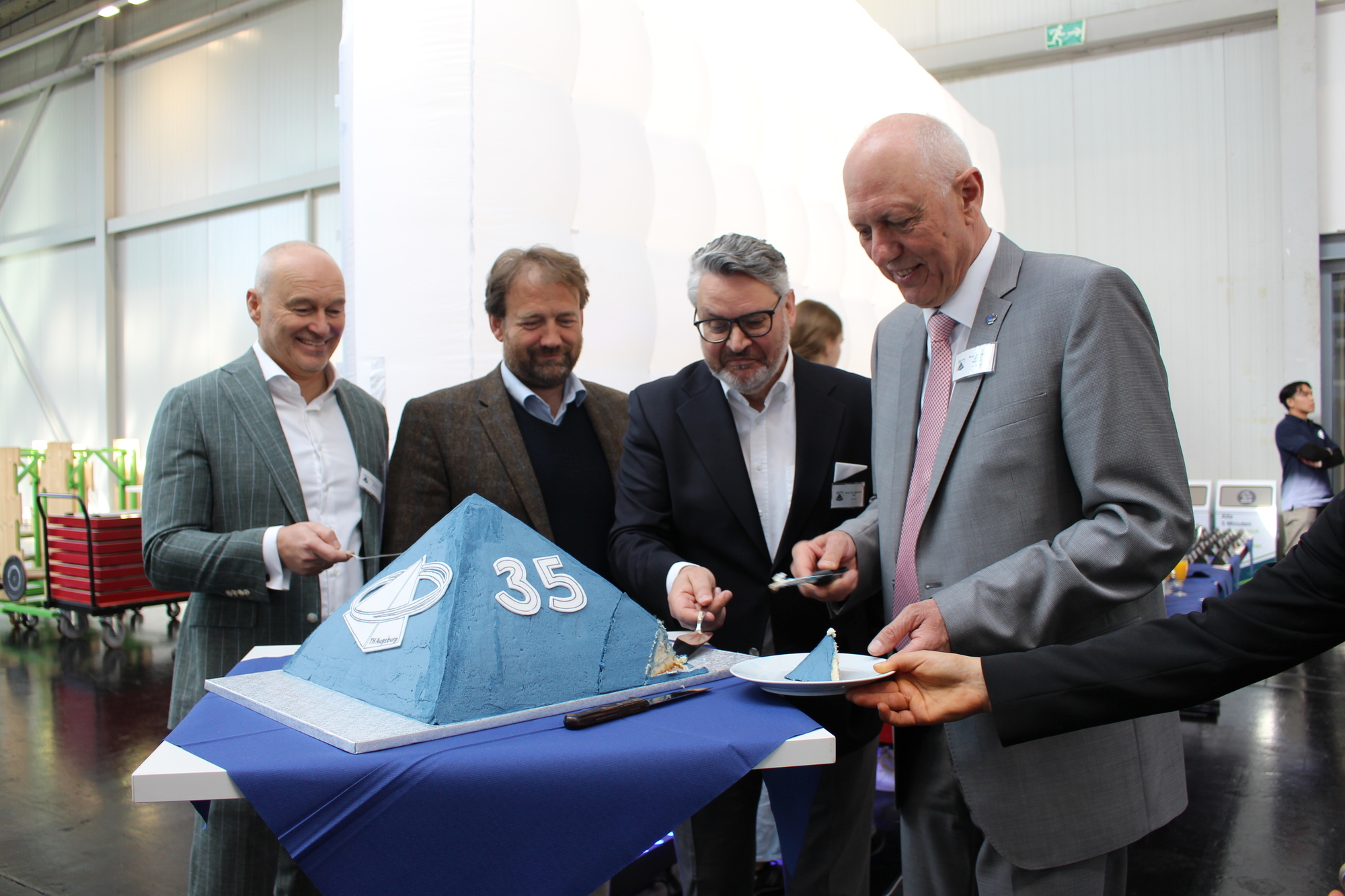 Von links: Gordon Rohrmair, Präsident der THA, die neuen Pyramid Leiter Michael Krupp und Manfred Uhl sowie der scheidende Leiter Klaus Kellner. Foto: B4B/ Katharina Seeburger