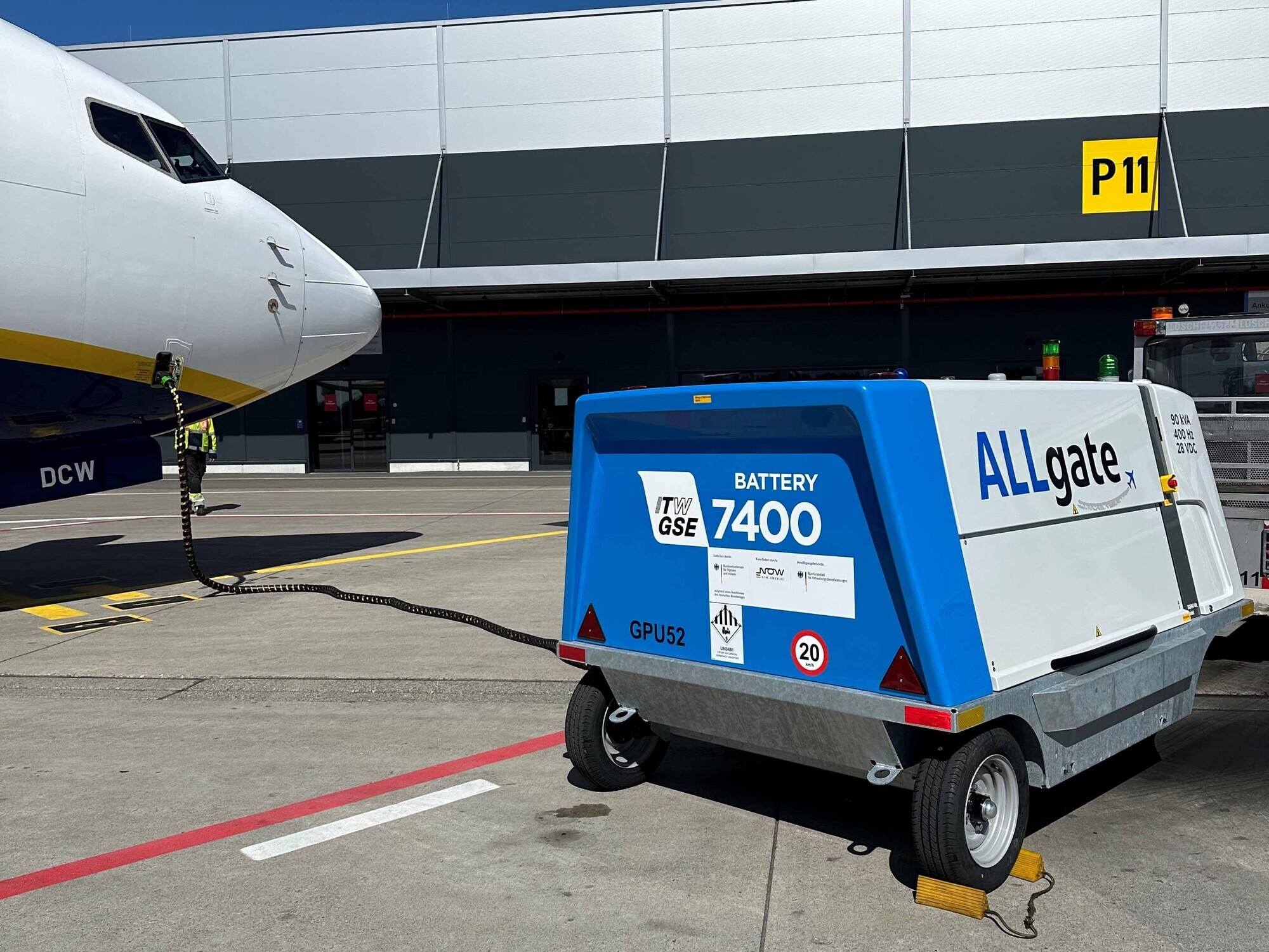 Sie sind leiser, wirkungsvoller und verbessern die Luftqualität: Die neuen Bodenstromgeräte am Flughafen Memmingen.
