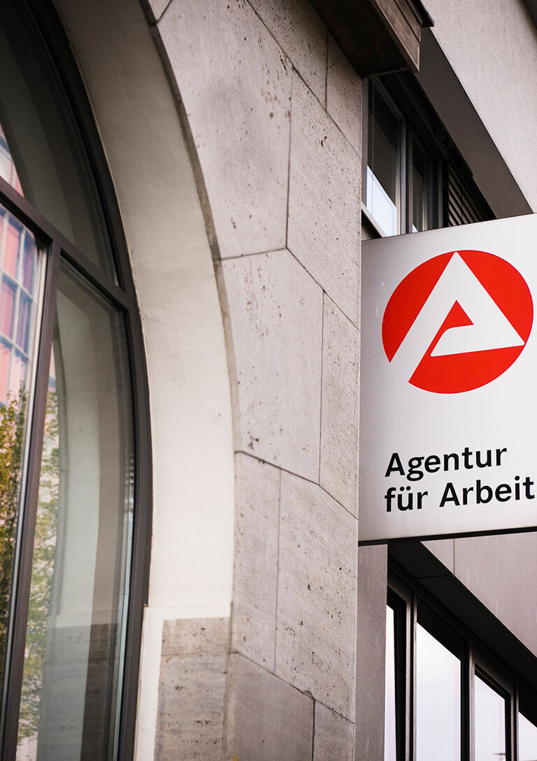 Agentur für Arbeit Donauwörth zieht Bilanz für den April 2025. Bildquelle: NGG