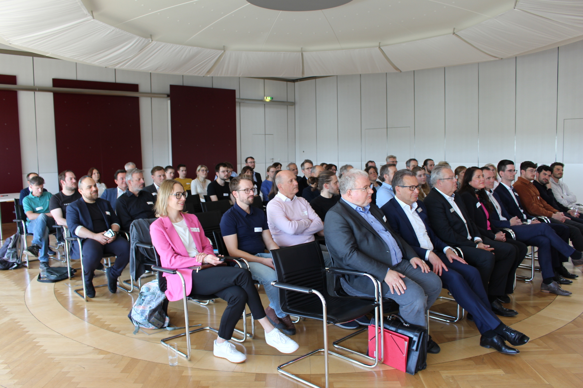 Rund 60 Interessierte, darunter auch Nachhaltigkeitsmanager aus Unternehmen, sind zum CSR-Netzwerktreffen von A3 gekommen. Veranstaltet wurde es im Kaiserhofsaal der Stadtsparkasse Augsburg. Foto: B4B/ Katharina Seeburger