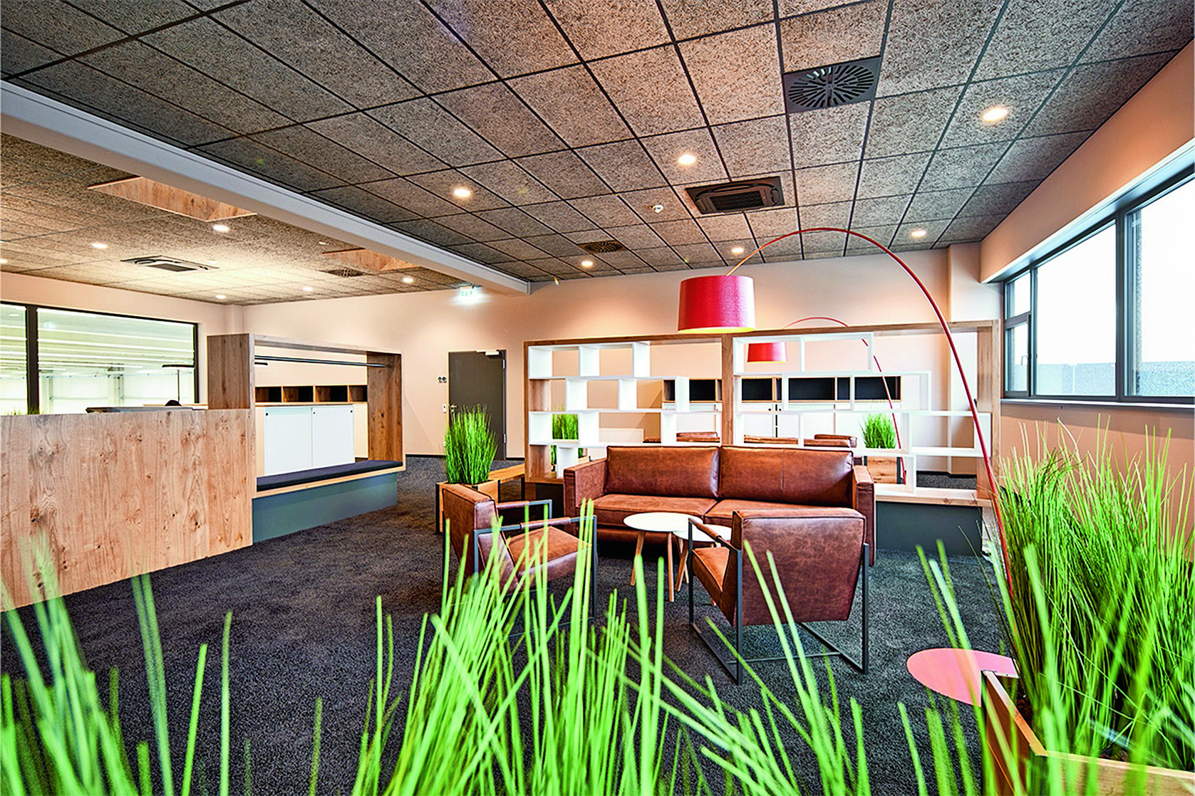 Der bendl-Schlüsselfertigbau erschuf mit dem Sunconfex in Leipheim auf 1.000 m² ein großzügiges Großraumbüro, eine Kantine und weitere Sozialräume. Zudem stehen 8.800 m² Hallenfläche sowie großzügige Außenanlagen mit 60 Stellplätzen zur Verfügung. Foto: Bendl