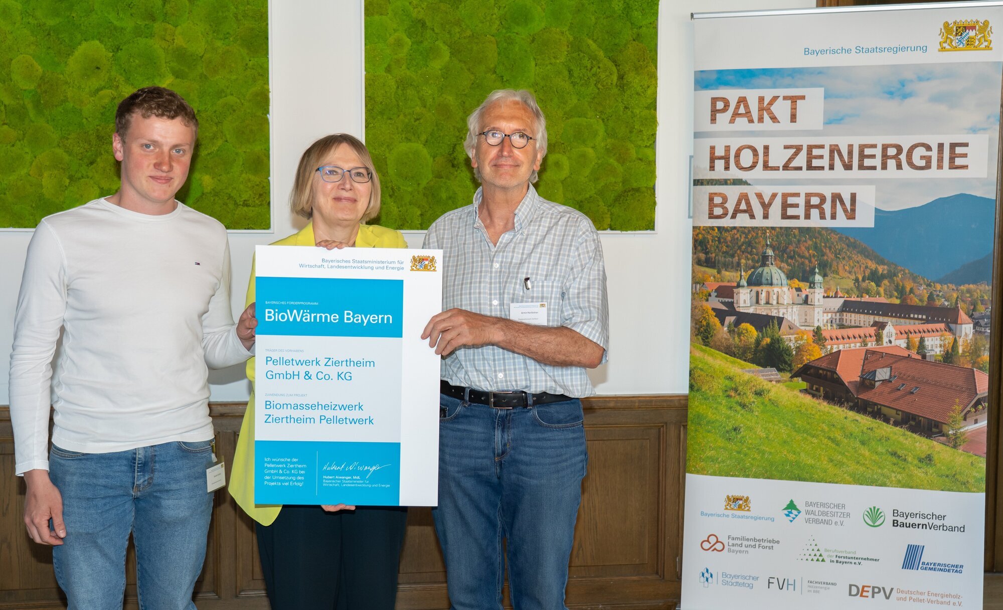 Amtschefin Dr. Sabine Jarothe überreicht eine Förderurkunde aus dem Förderprogramm 'BioWärme Bayern' an Vertreter der Pelletwerk Ziertheim GmbH &amp; Co. KG. Fotoquelle: StMWi/Bastian Brummer