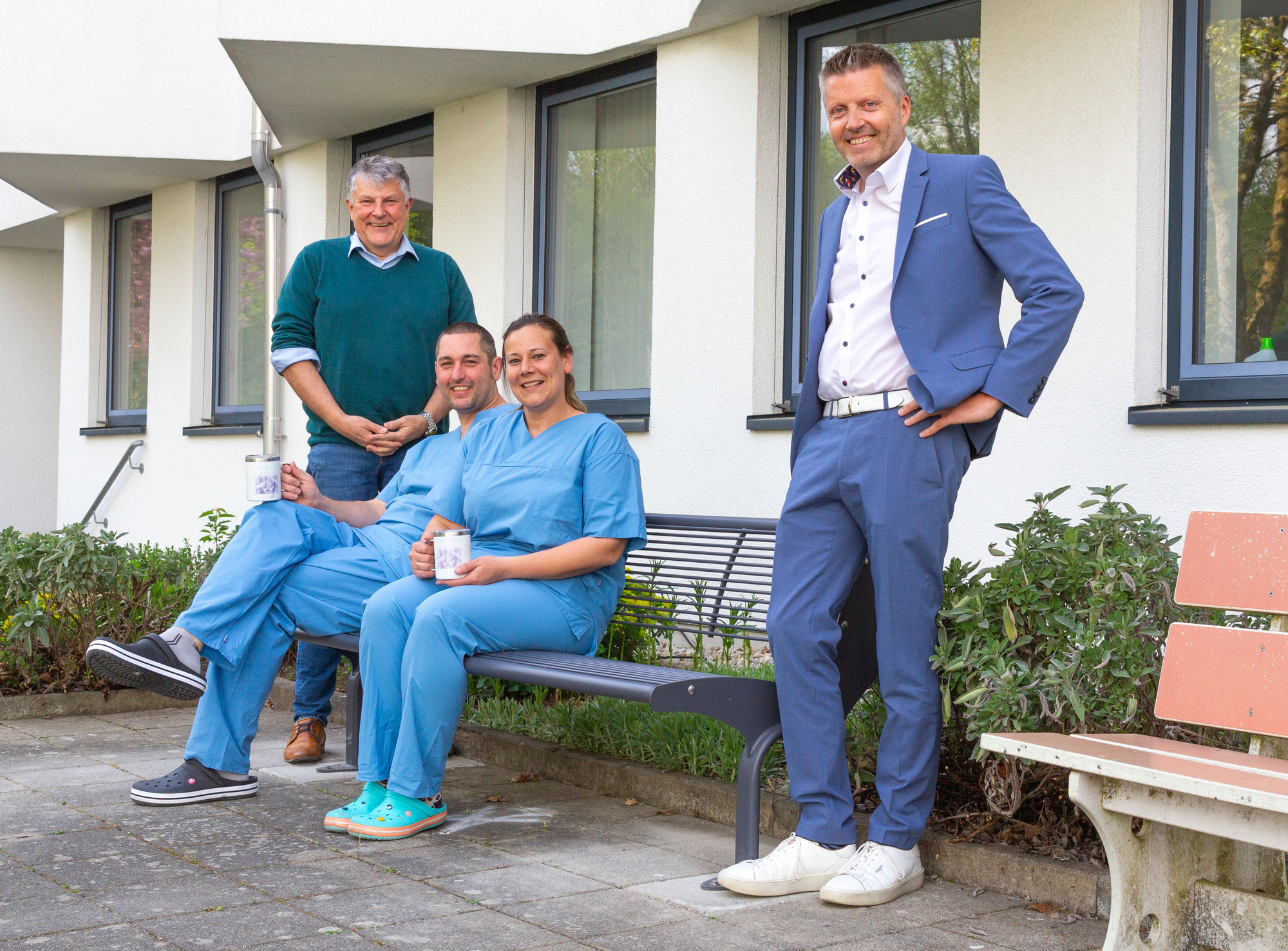 Bernd Müller, der Vorsitzende des Fördervereins der Wertachklinik Bobingen (li) und Klinikvorstand Martin Gösele (re) besichtigt