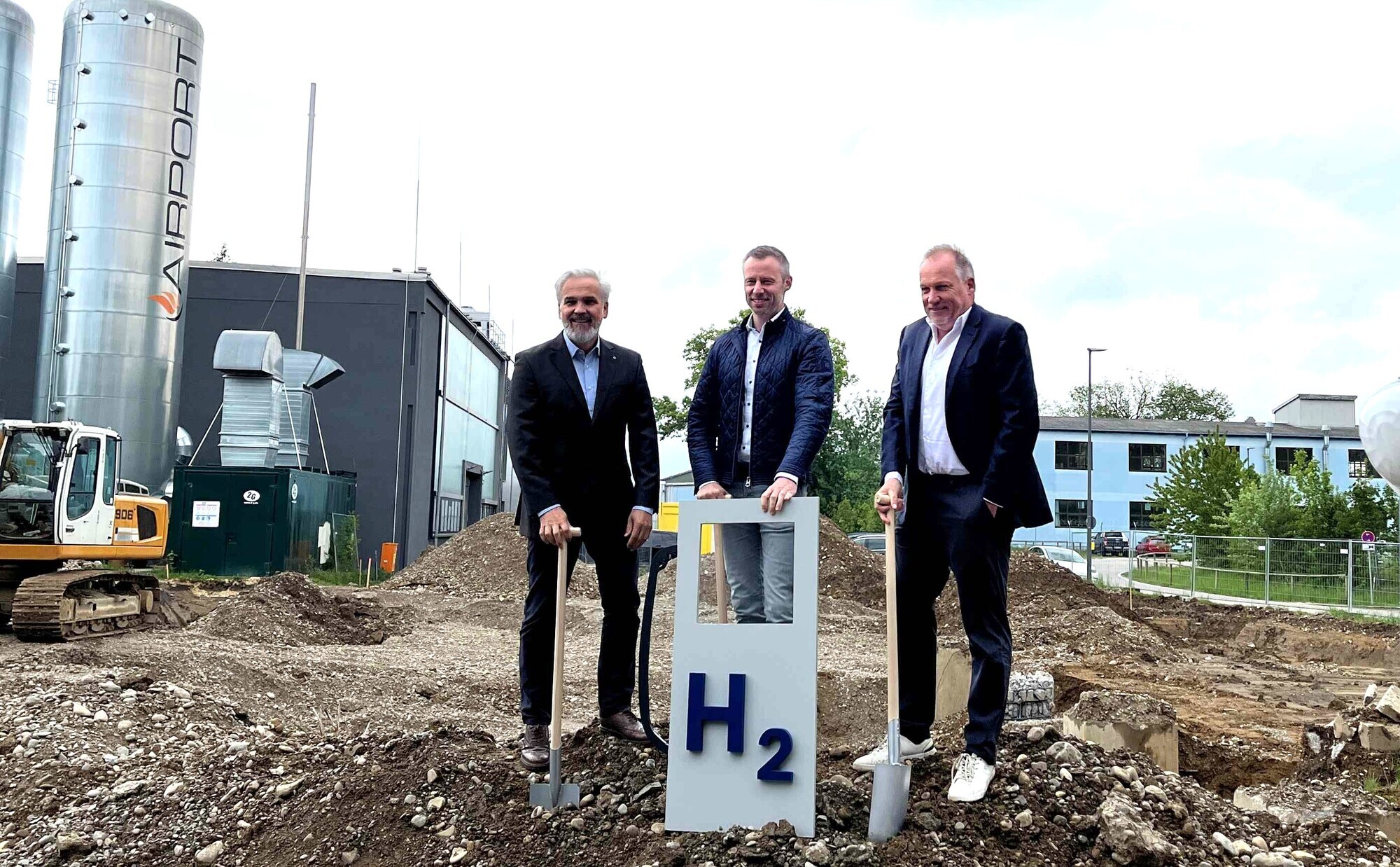 Tanken mit Wasserstoff. Für den Bau der neuen Tankstelle erfolgte nun der Spatenstich, den der Unterallgäuer Landrat Alex Eder (