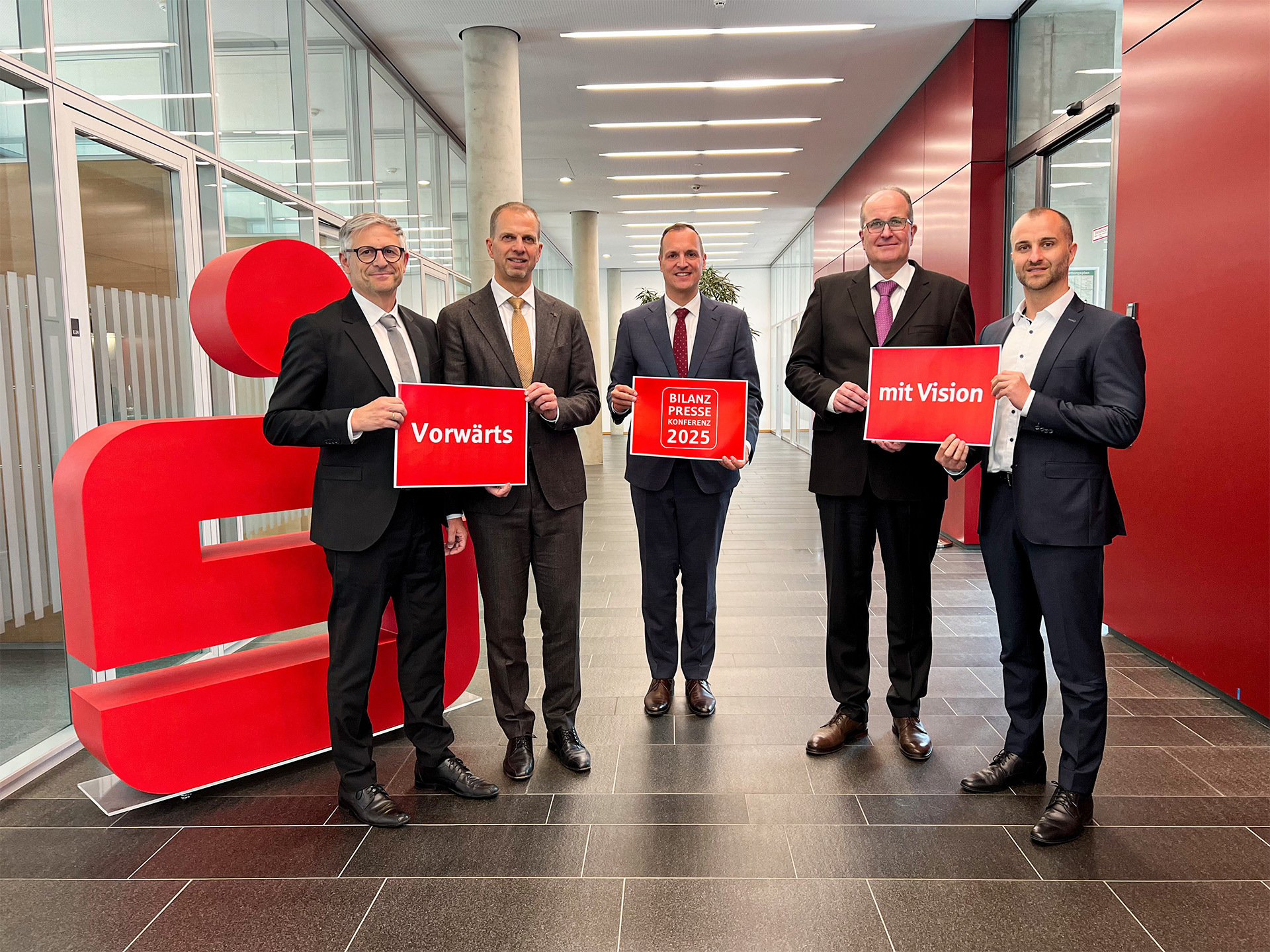 V.l.n.r.: Dr. Wolfgang Zettl (stv. Vorstandsvorsitzender), Bernd Fischer (stv. Vorstandsvorsitzender), Daniel Gastl(Vorsitzender des Vorstands), Harald Post (Mitglied des Vorstands) und Andreas Steinbacher (Mitglied des Vorstands). Fotoquelle: Stefanie Rauh, Sparkasse Schwaben-Bodensee