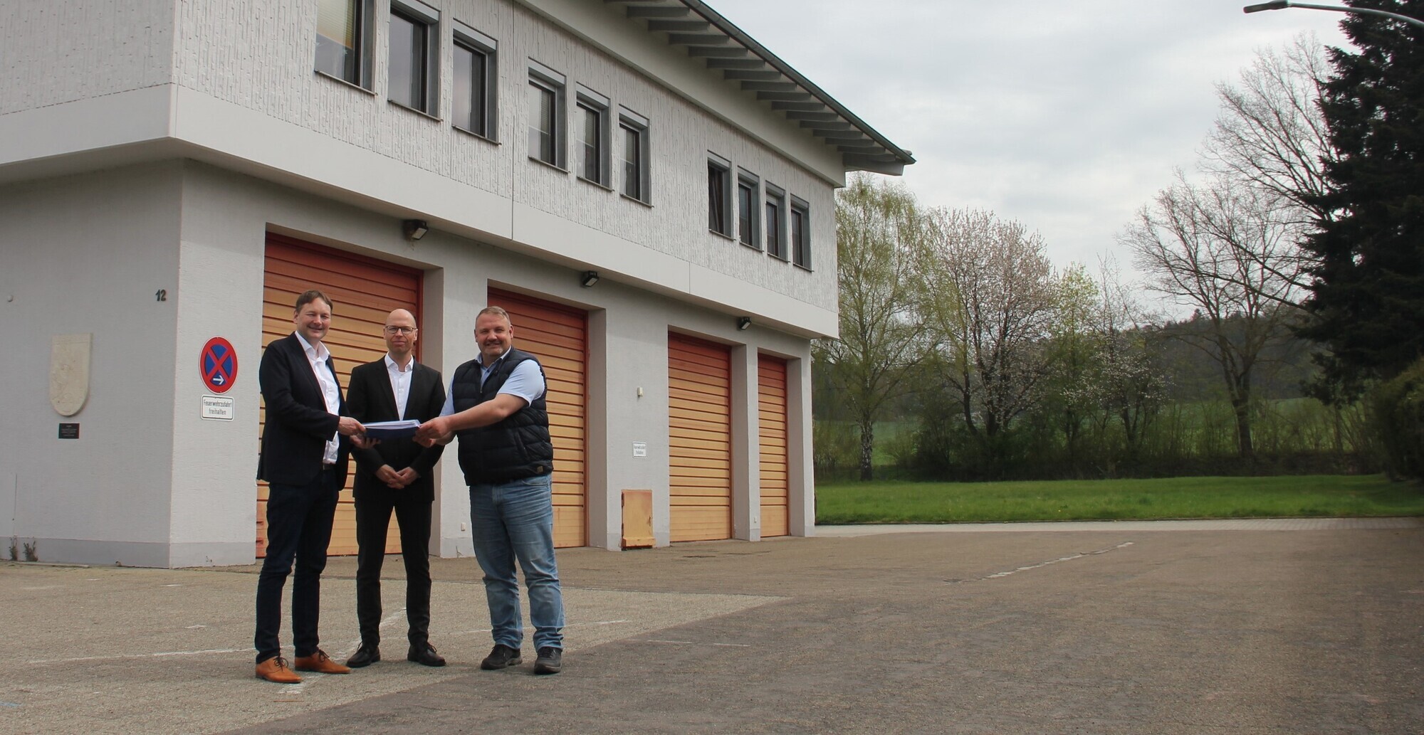 Landrat Hans Reichhart (l.), ZRF-Geschäftsführer Jan Terboven (mitte) und Kammeltals Bürgermeister Thorsten Wick (r.) freuen sich über den zusätzlichen Standort, der im Norden von Ettenbeuren entstehen wird. Foto: Angela Brenner / Landratsamt Günzburg
