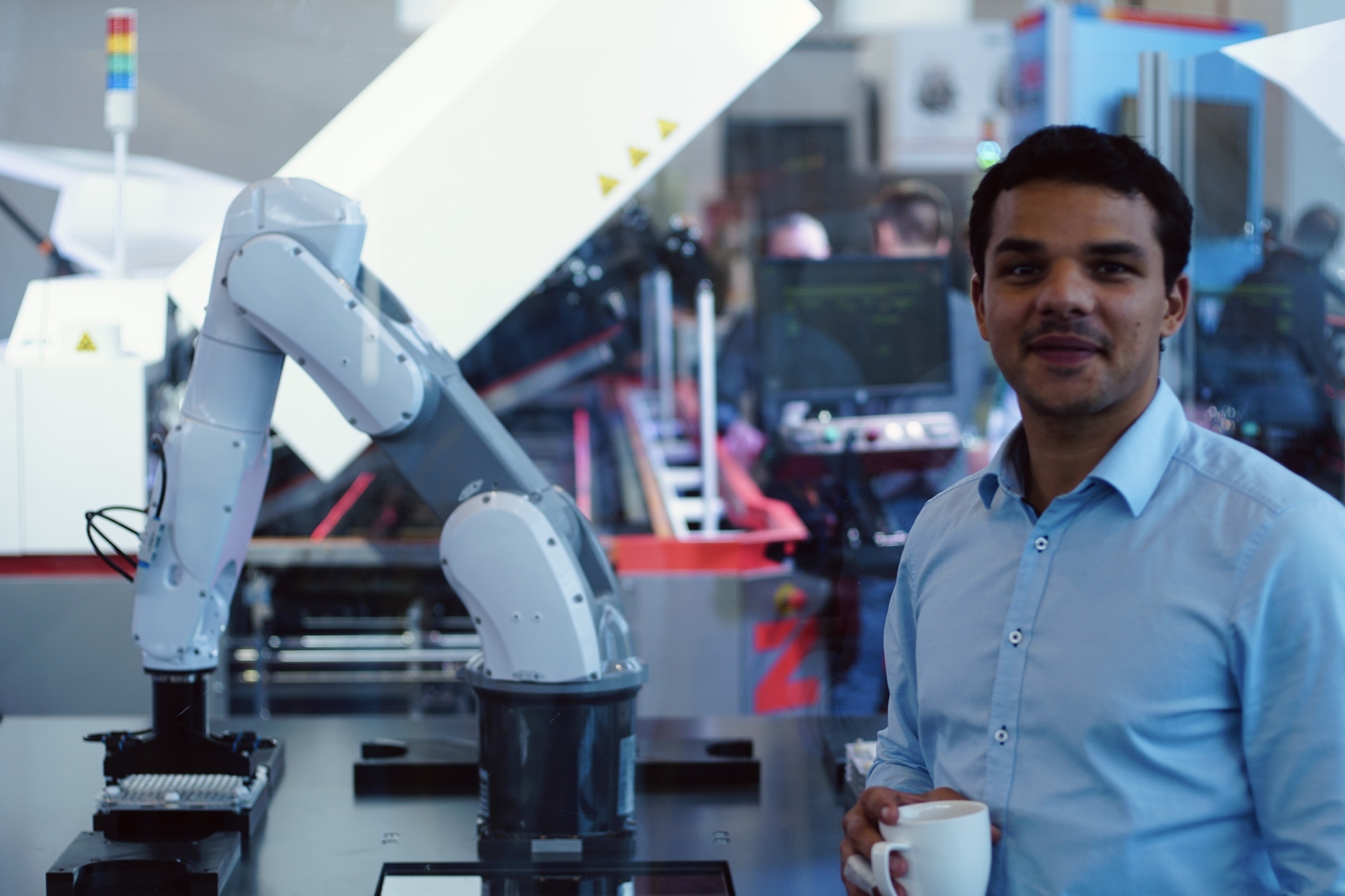 Samir Rahman erzählt im Interview, wie Cambrian Robotics mit KI-basierter Bildverarbeitung selbst transparente Bauteile zuverlässig erkennt und damit komplexe Produktionsprozesse vereinfacht. Foto: Cambrian Robotics
