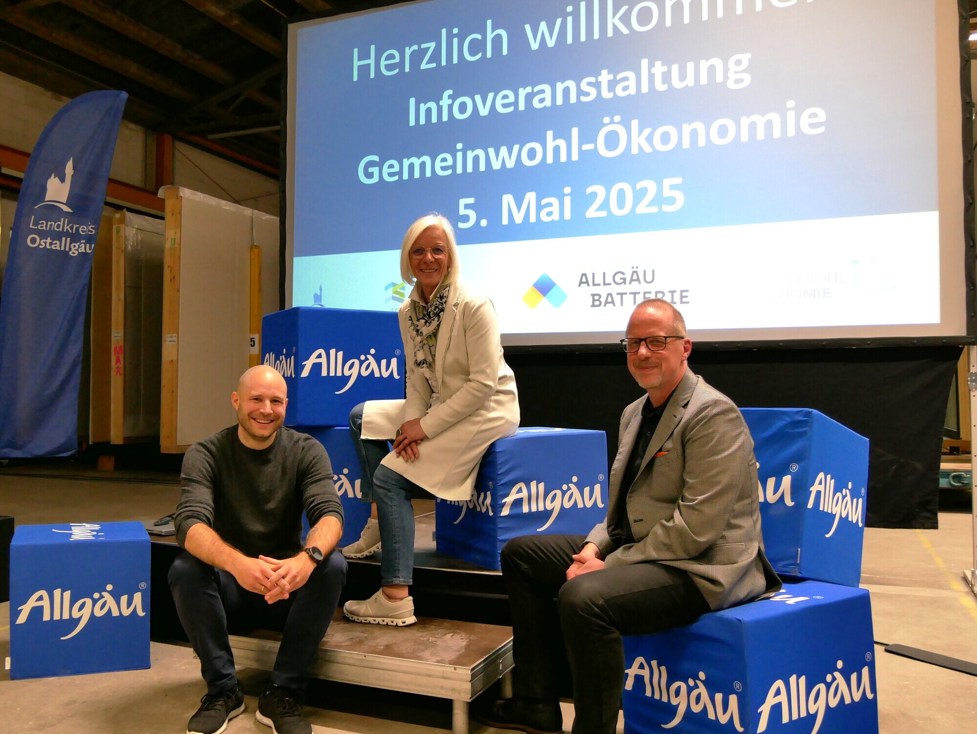 Unternehmensvertreter des Landkreises Ostallgäu haben sich in der Produktionshalle der Säbu Holzbau GmbH in Ebenhofen zusammengefunden, um sich zum Thema Gemeinwohlökonomie zu informieren. Fotoquelle: Landkreis Ostallgäu