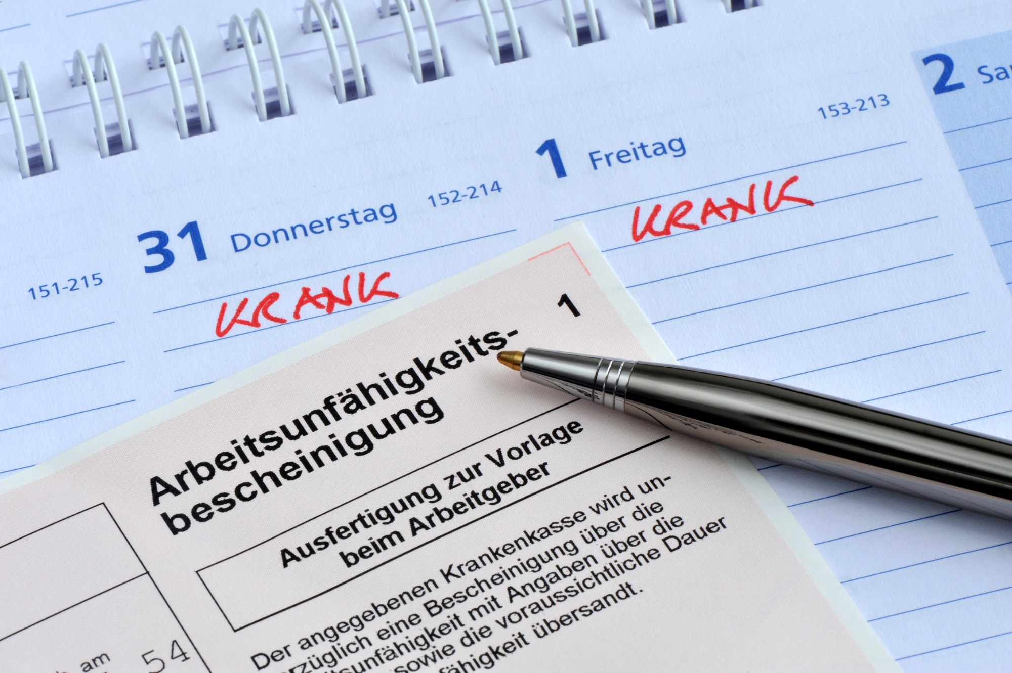 Eine aktuelle Auswertung der AOK Bayern zeigt, dass der Krankenstand weiterhin hoch bleibt.