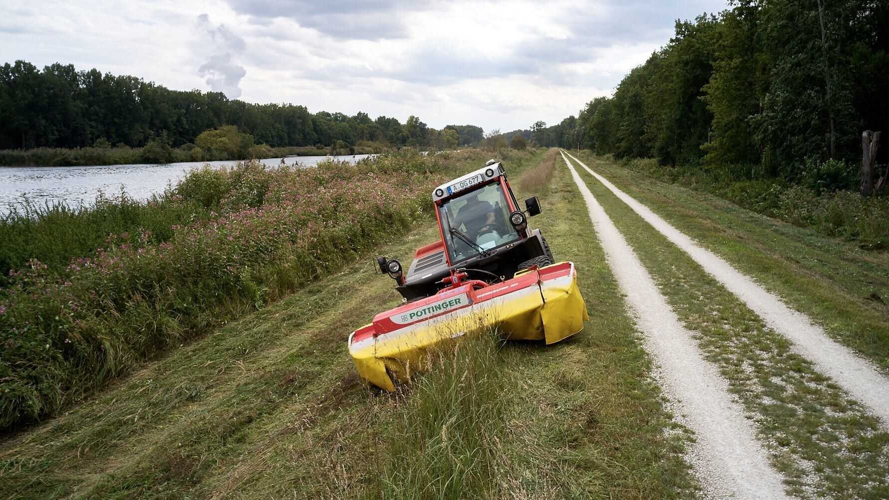 Als Betreiber von zehn Wasserkraftwerken an der Donau ist die LEW für den Unterhalt an insgesamt 75 Flusskilometern zuständig. Z
