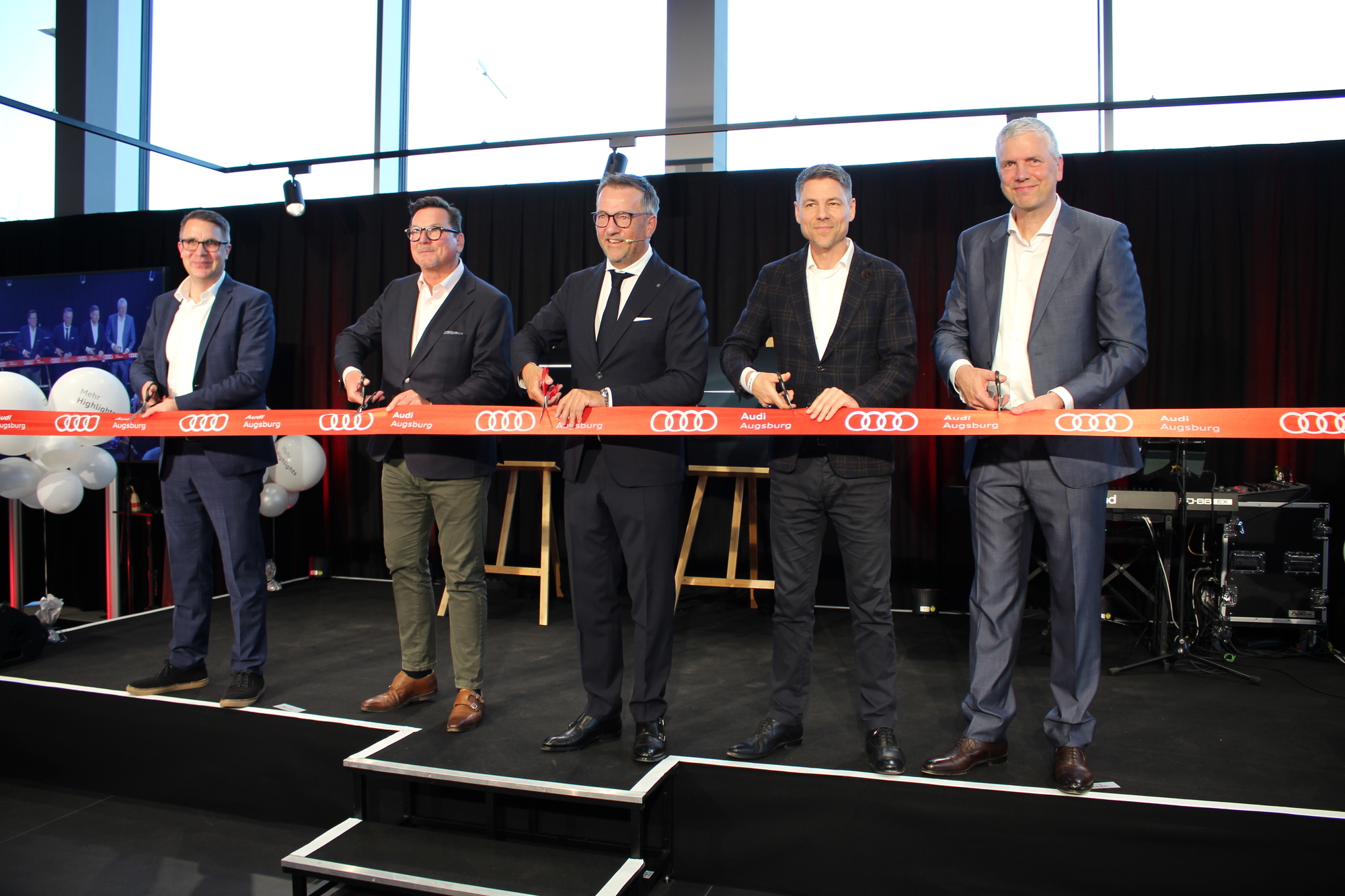 Von links: Nils Bosse (Chief Human Resources Officer, Volkswagen Group Retail Deutschland), Jörg Kamenz (Geschäftsführer, Volkswagen Group Retail Deutschland), Michael Agsteiner (Geschäftsführer Schwaba GmbH), Yves Becker-Fahr (Vertriebsleiter Audi AG Deutschland) und Peter Modelhart (Sprecher der Geschäftsführung, Volkswagen Group Retail Deutschland). Foto: B4B/ Katharina Seeburger