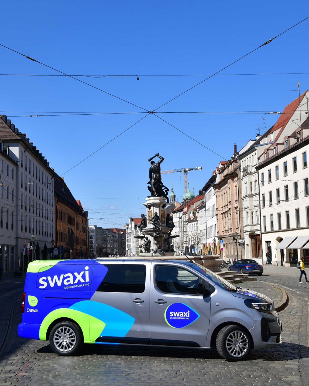 Seit fünf Jahren ist das swaxi in Augsburg unterwegs. Seit kurzem sind auch eigene Elektroautos als swaxi im Einsatz. Foto: swa / Thomas Hosemann