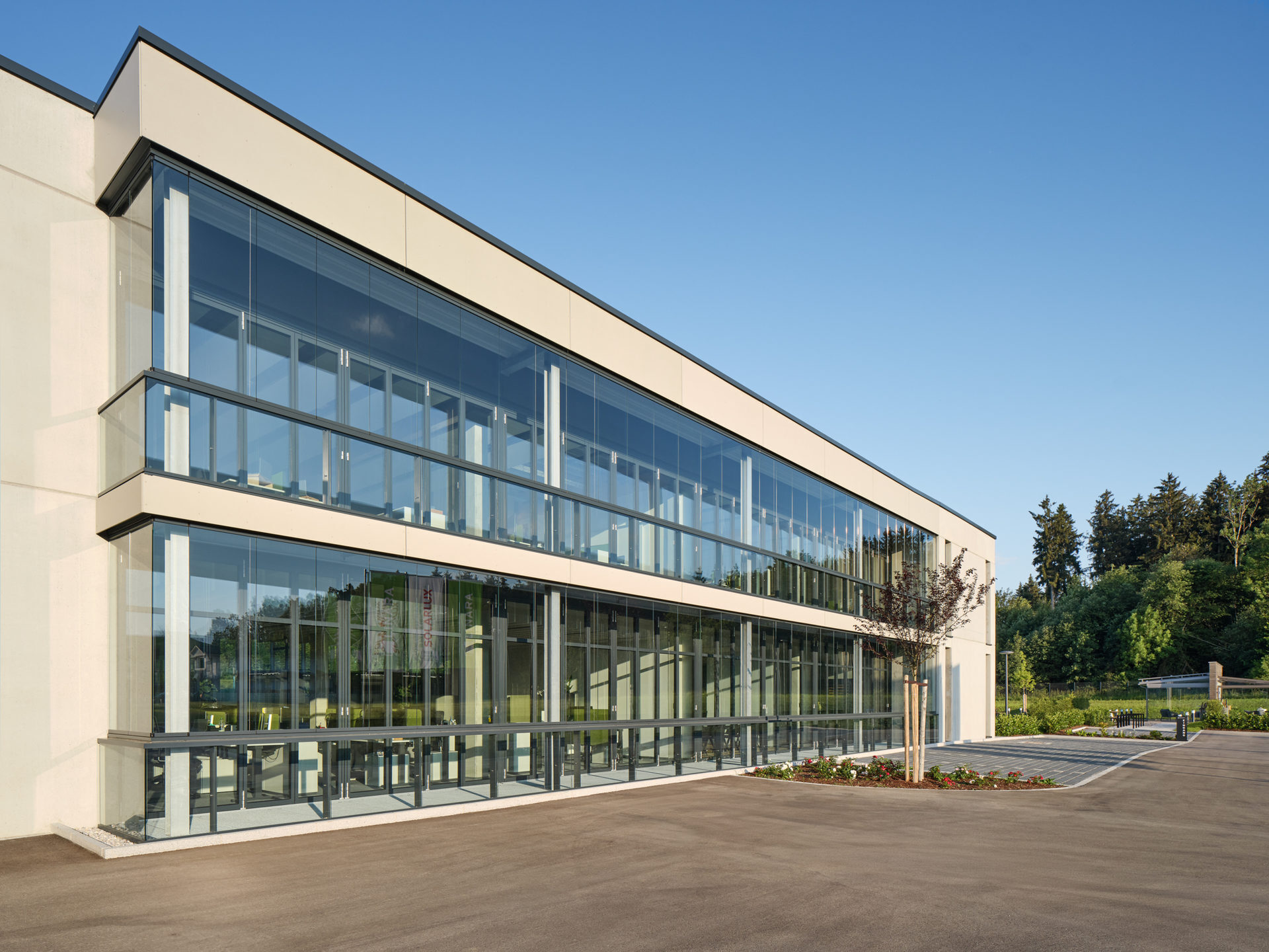 Die Glasfront des Hauptgebäudes der Linara Kaufbeuren GmbH