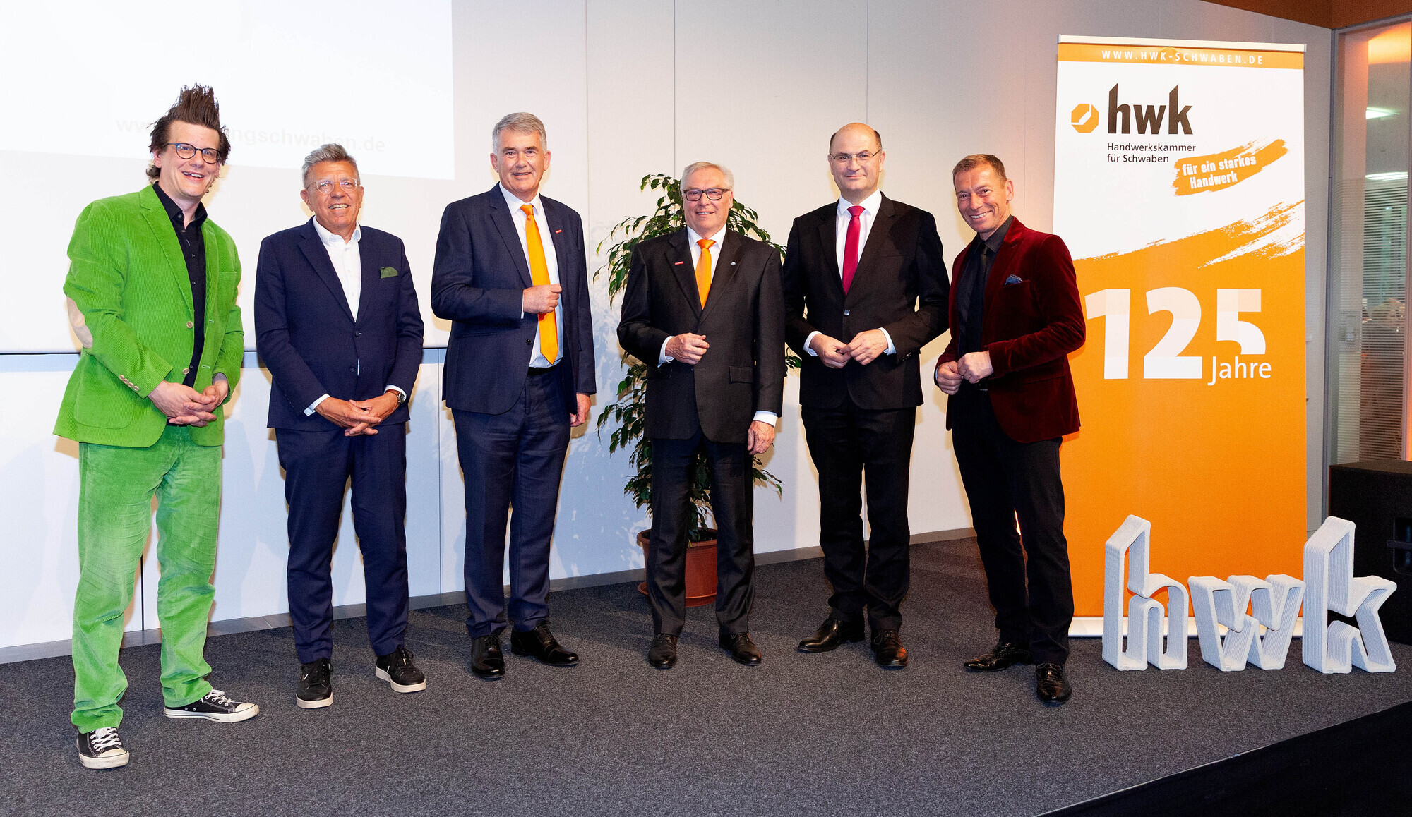 Freuten sich über eine gelungene Jubiläumsfeier (von links): Musikkabarettist Matthias Walz, Prof. Dr. Martin Burgi, Ludwig-Maxi