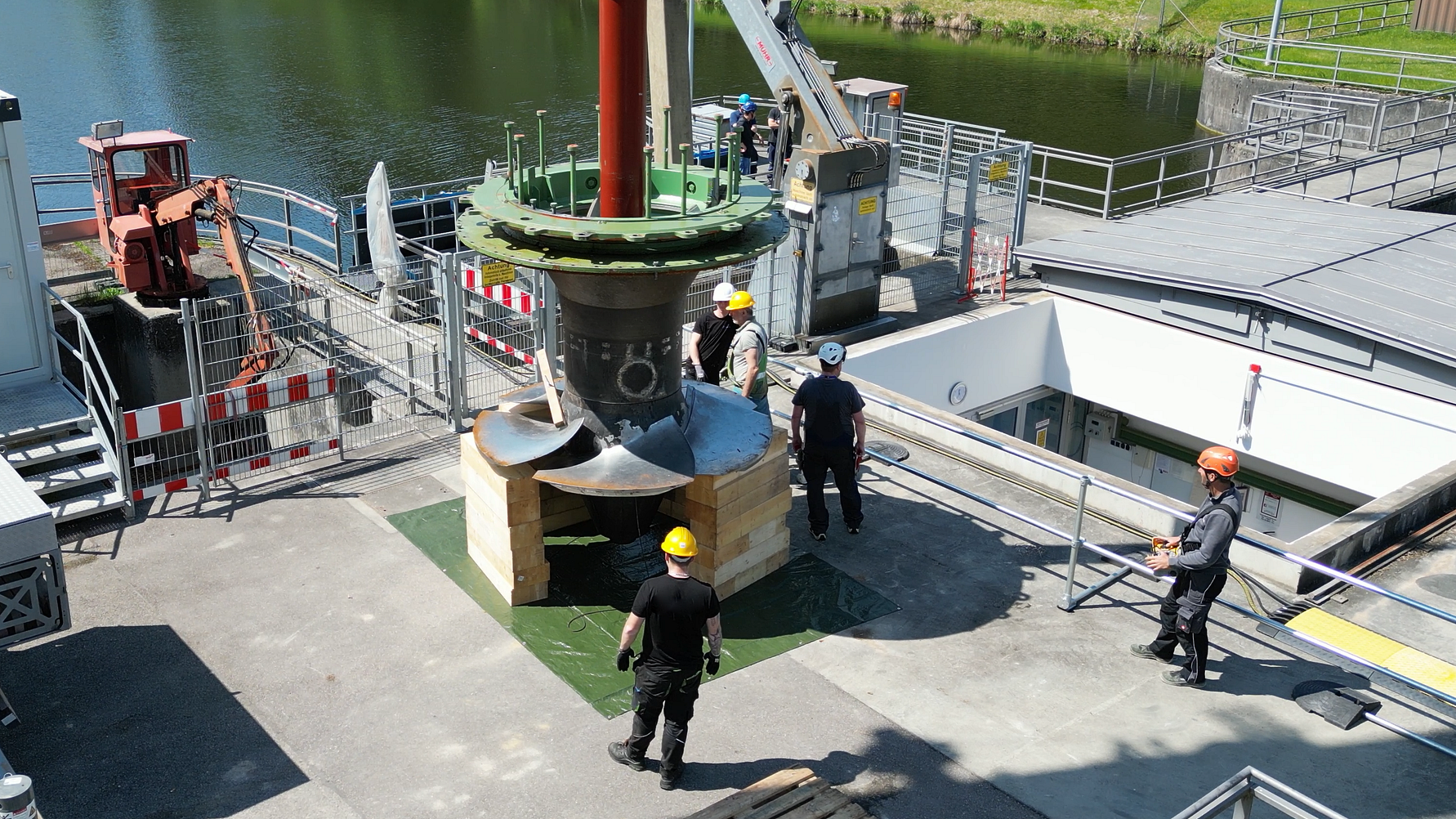 Die 13 Tonnen schwere Kaplanturbine wird vollständig überholt. Effizientere Komponenten, ein höherer Automatisierungsgrad und di