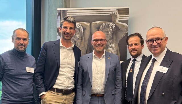 Dr. Fabian Mehring (Mitte) mit (v.l.n.r.) Rechtsanwälten und Partnern der Kanzlei Scheidle, Dr. Matthias Seiler, Dr. Sebastian B