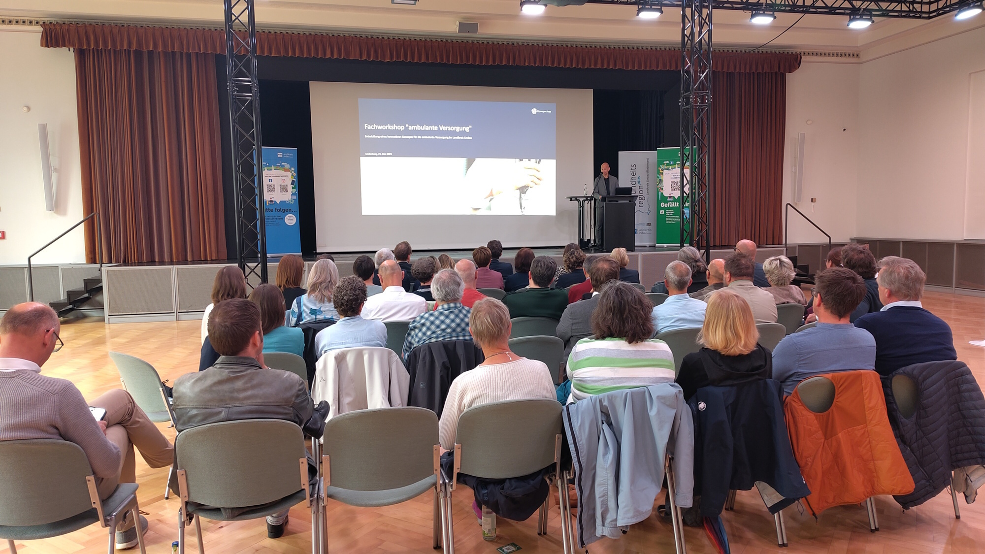 In vier Arbeitsgruppen erarbeiteten die Teilnehmerinnen und Teilnehmer an konkreten Themenstellungen. Foto: Landratsamt Lindau
