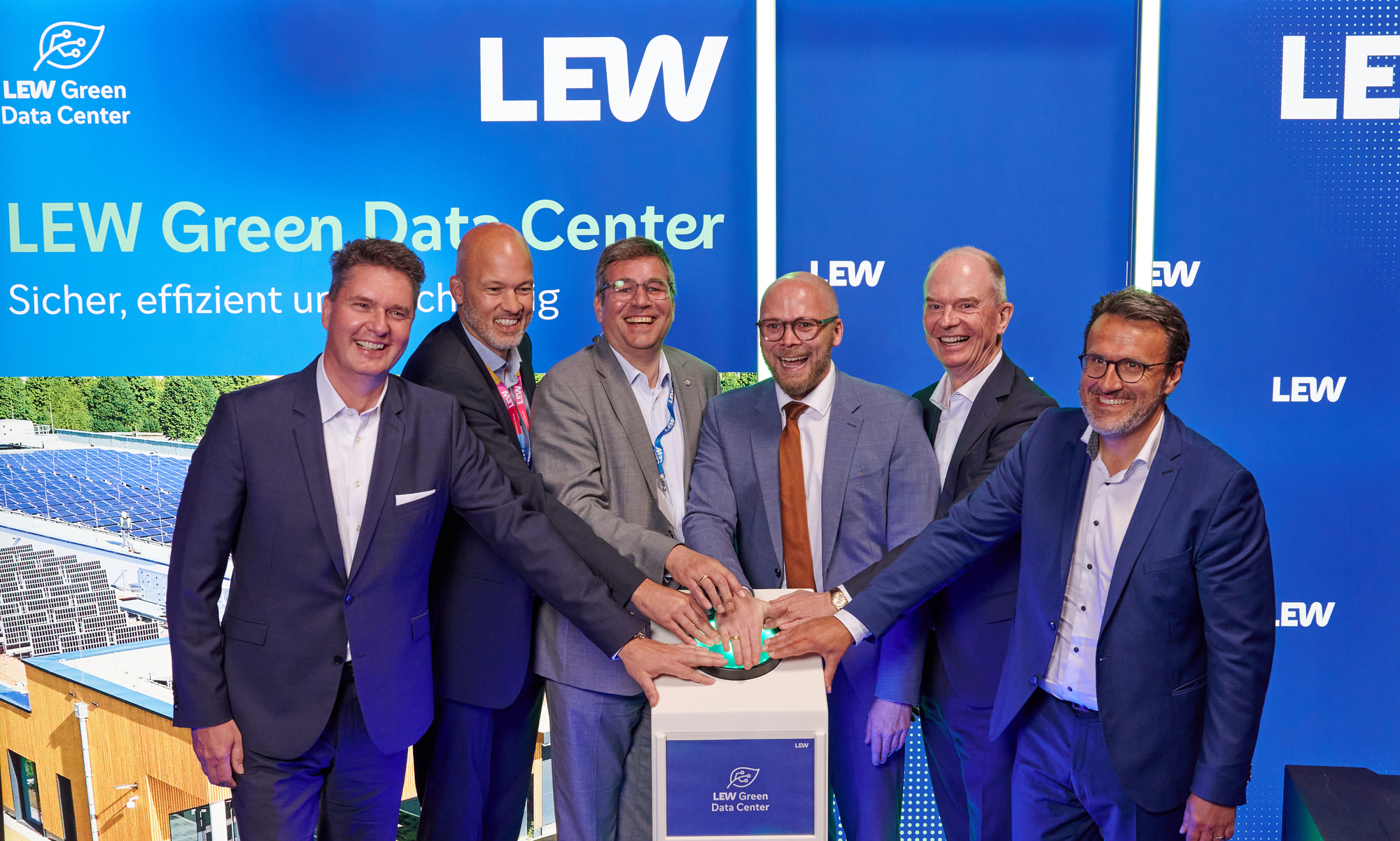 Das LEW Green Data Center ist eröffnet. Von links: Jörg Steins (Geschäftsführer LEW TelNet), Christian Barr (LEW Vorstand), Dr. Wolfgang Hübschle (Wirtschaftsreferent Stadt Augsburg), Dr. Fabian Mehring (Digitalminister Bayern), Dietrich Gemmel (LEW Vorstand), Sebastian Haggenmüller (Geschäftsführer LEW TelNet). Foto: LEW/ Felix Baptist