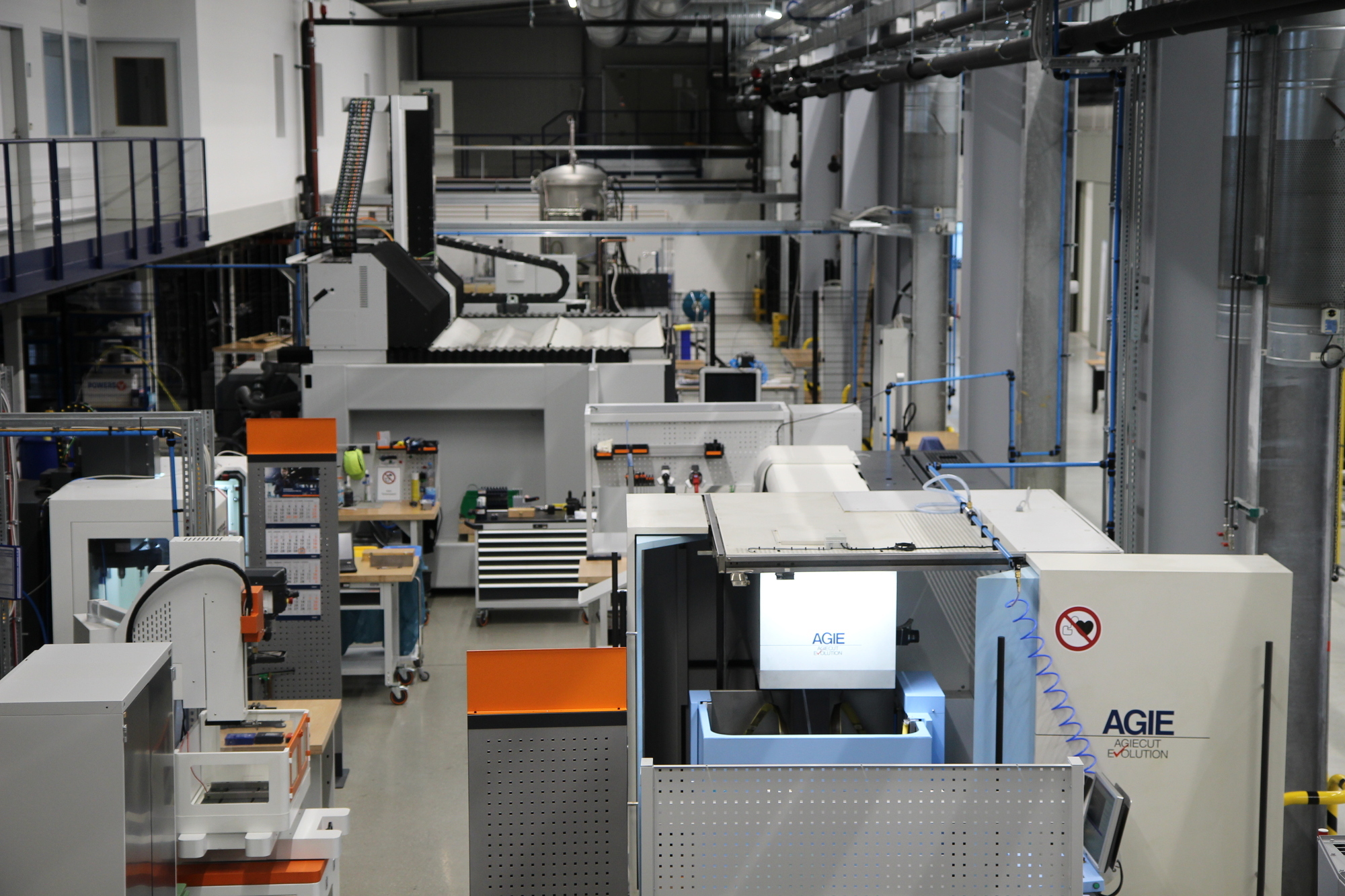 Die Computerized Numerical Control-Zelle besteht aus drei Anlagen aus dem zerspanenden Bereich und erfasst etwa, ob die Werkzeuge noch in Ordnung sind und welche Qualität die Werkstücke haben. Foto: Universität Augsburg/ Florian Fuchs