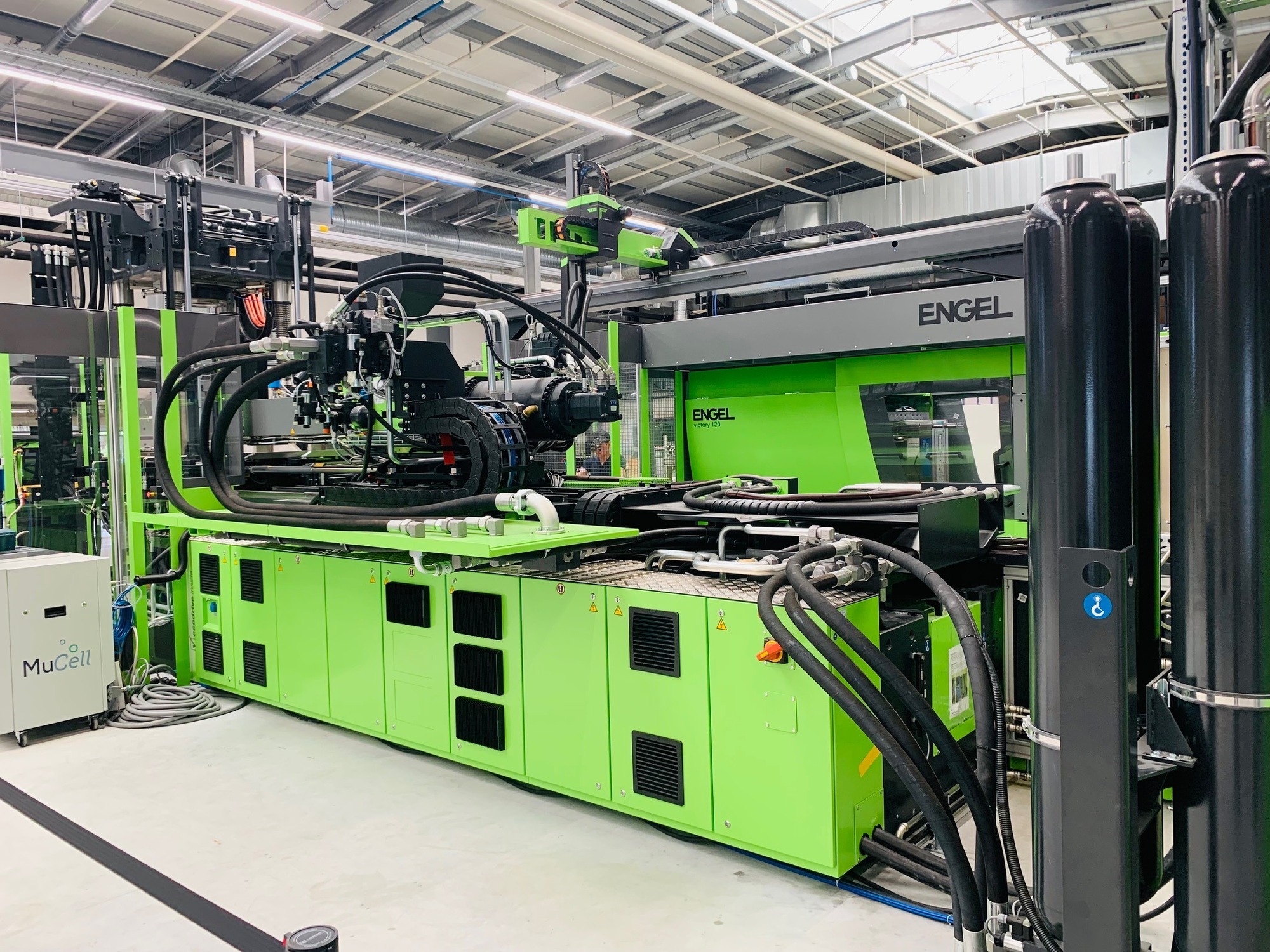 Mit der Hybrid-Spritzguss-Anlage forscht das KI-Produktionsnetzwerk, wie KI dabei helfen kann, Rezyklate, also Kunststoffe aus wiederaufbereiteten Kunststoffprodukten, zu verwenden. Foto: Universität Augsburg/ Teresa Grunwald