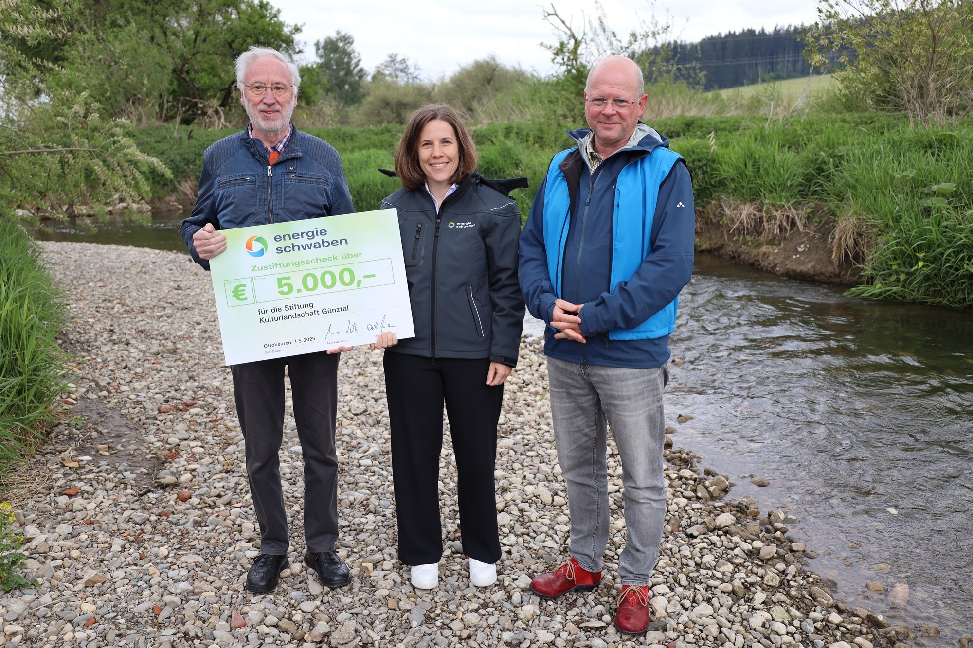 Stefanie Kneißl, Spenden und Sponsoring energie schwaben, überreichte die Zustiftung von 5.000 Euro offiziell an Michael Nett (l