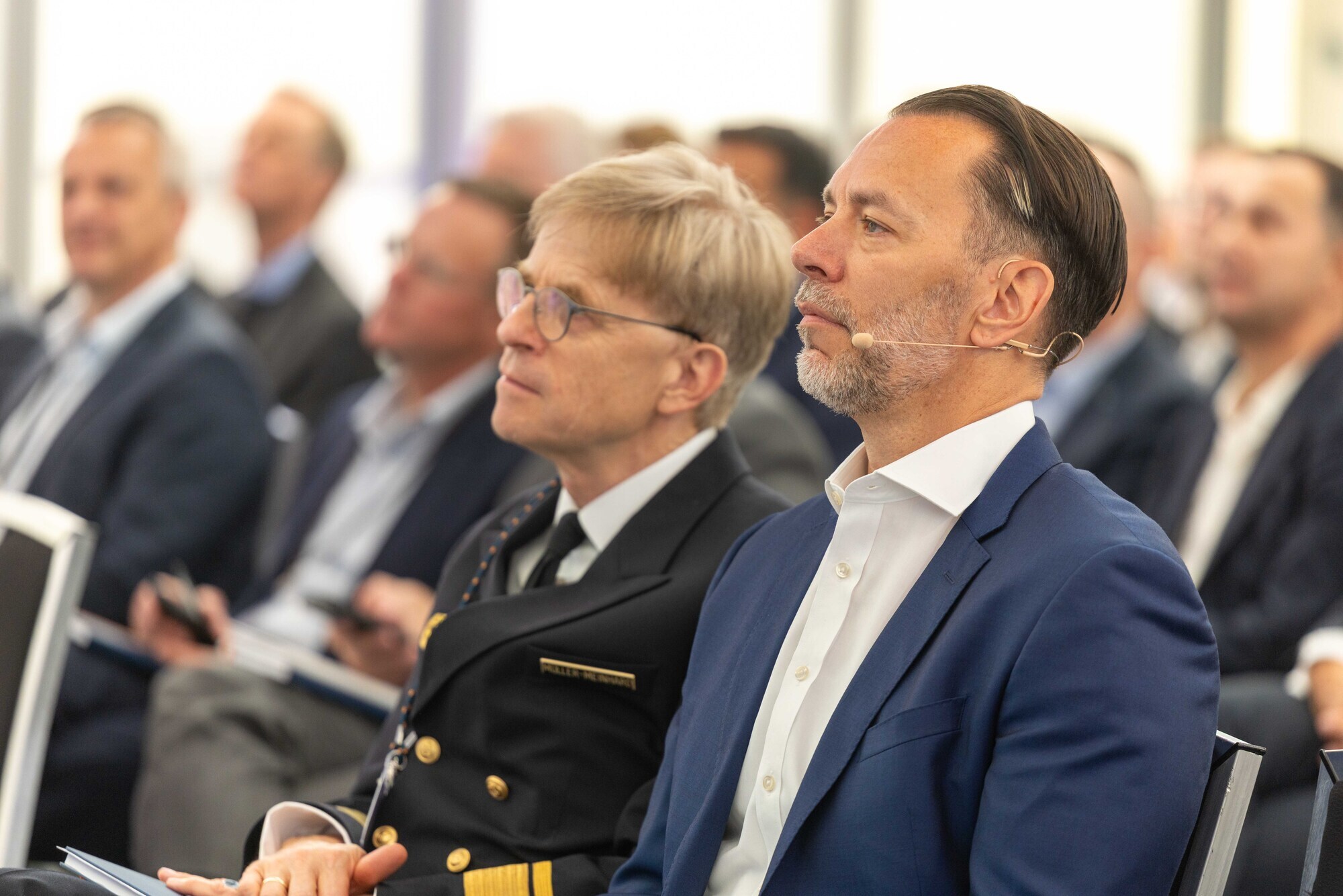 Dr. Alexander Sagel, CEO der RENK Group AG, und Konteradmiral Christoph Müller-Meinhard verfolgen die Vorträge im Rahmen des Nav