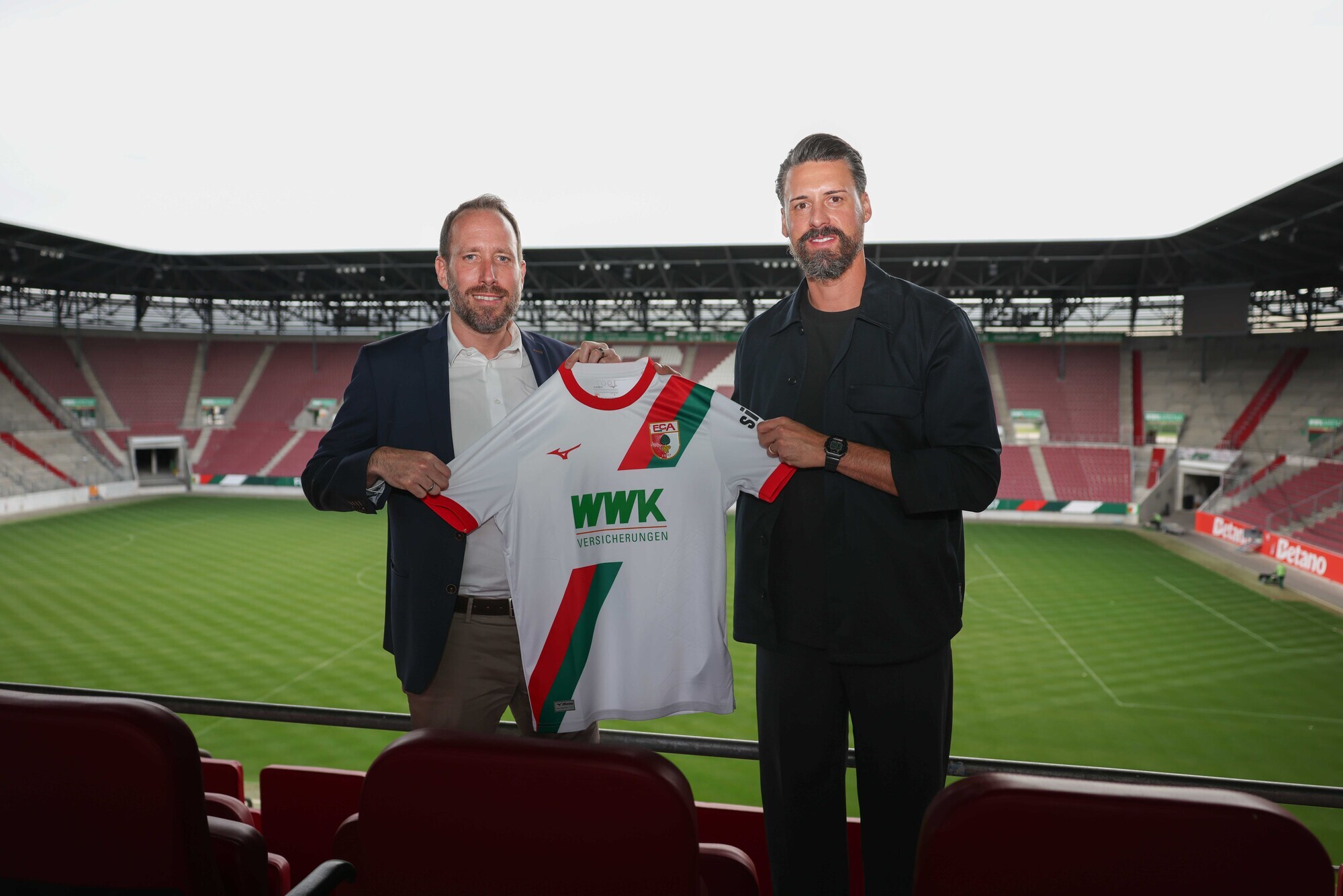 Sandro Wagner (rechts) wird neuer Cheftrainer des FC Augsburg. Foto: FC Augsburg