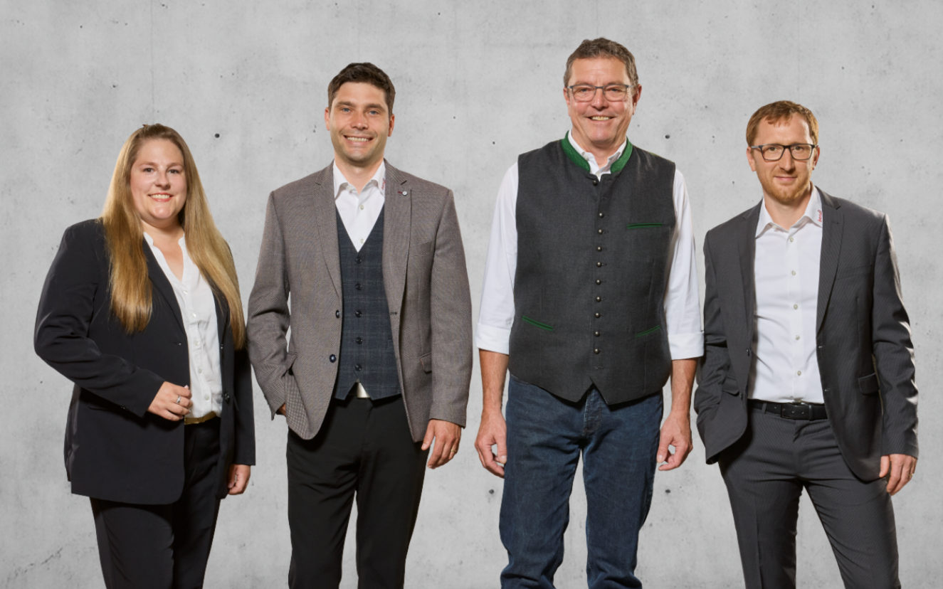 Die Unternehmensleitung von bendl (von links): Cindy Schleifer, Prokuristin, Kfm. Leitung und Mitglied der Geschäftsleitung, Peter Finkel und Stefan Wiedemann, beide Geschäftsführende Gesellschafter, sowie Michael Maurer, Prokurist und Abteilungsleiter Schlüsselfertigbau. Foto: bendl