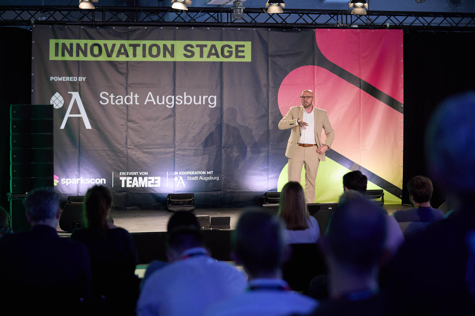 Dr. Fabian Mehring, Bayerischer Staatsminister für Digitales, auf der Innovation Stage der Sparkscon 2024 unter dem großen Scheibengasbehälter. Foto: Team23