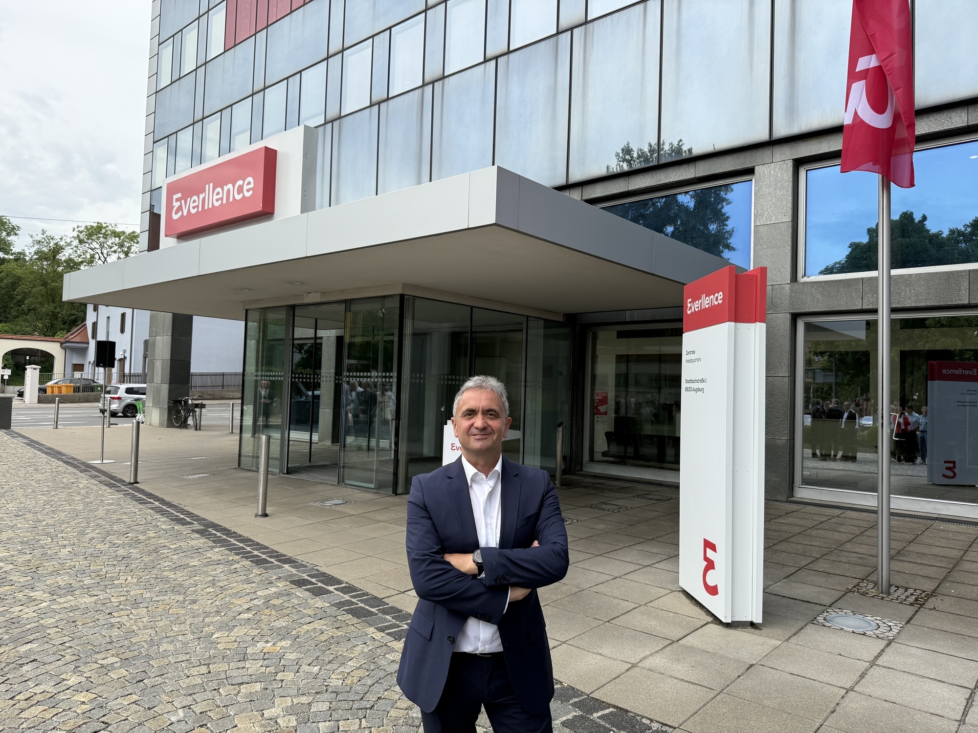 CEO Dr. Uwe Lauber enthüllt den neuen Namen "Everllence". Foto: Angelina Märkl / B4B